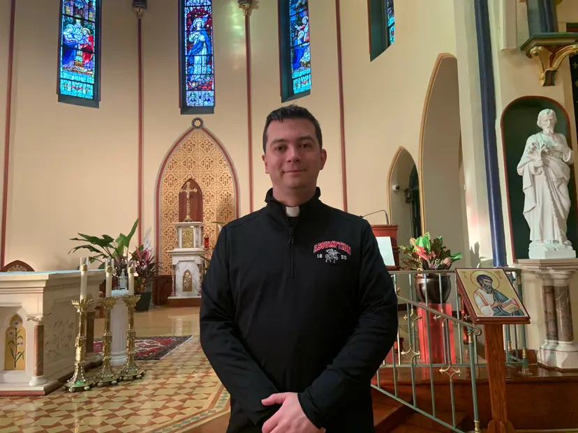 P. Krzysztof Tyszko reza por el Papa León junto con los feligreses de su parroquia de la Asunción en Morristown, Nueva Jersey. Crédito: Alyssa Murpy/National Catholic Register.