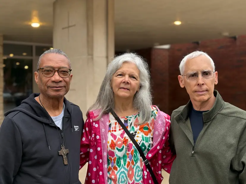 De izquierda a derecha: el diácono James M. Summers Jr., de 75 años, quien presta sus servicios en la parroquia de San Juan Bautista en South Bend, Indiana; Ann Greer, de 71 años, de South Bend, y su esposo Larry Greer oraron durante la misa matutina por el Papa León XIV en la parroquia de San Antonio de Padua en South Bend, el 14 de octubre de 2026. Crédito: Jonathan Liedl/National Catholic Register.