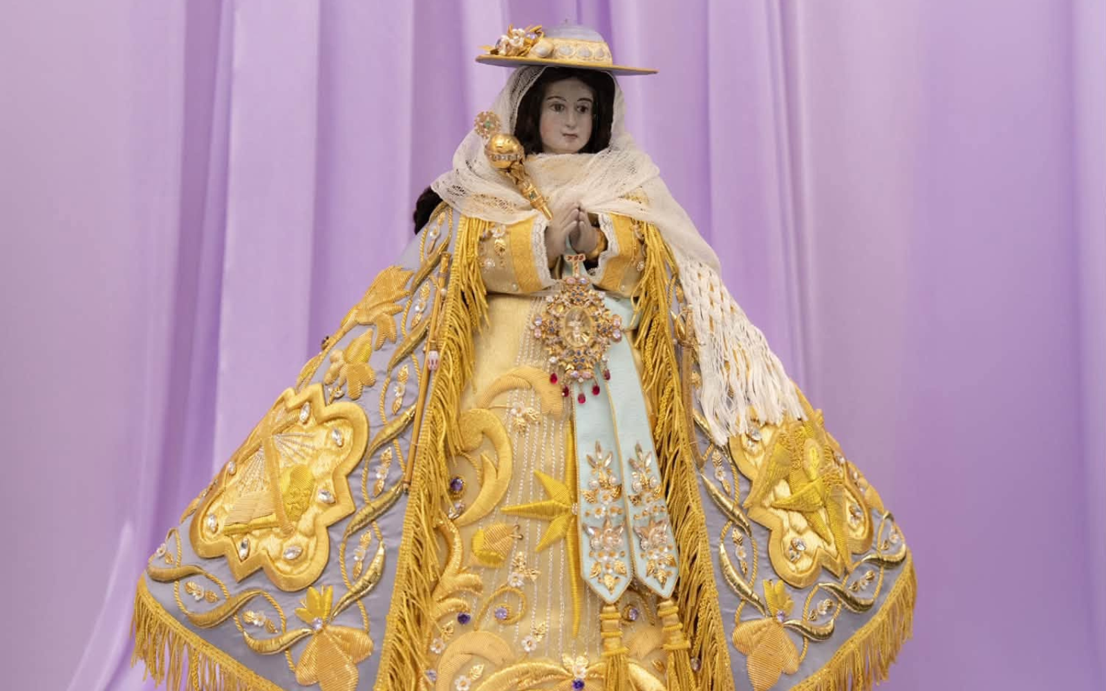 Este fue el vestido con el que la Virgen de Zapopan fue vestida para la Romería 2026. Crédito: Centro de Comunicaciones Franciscanas