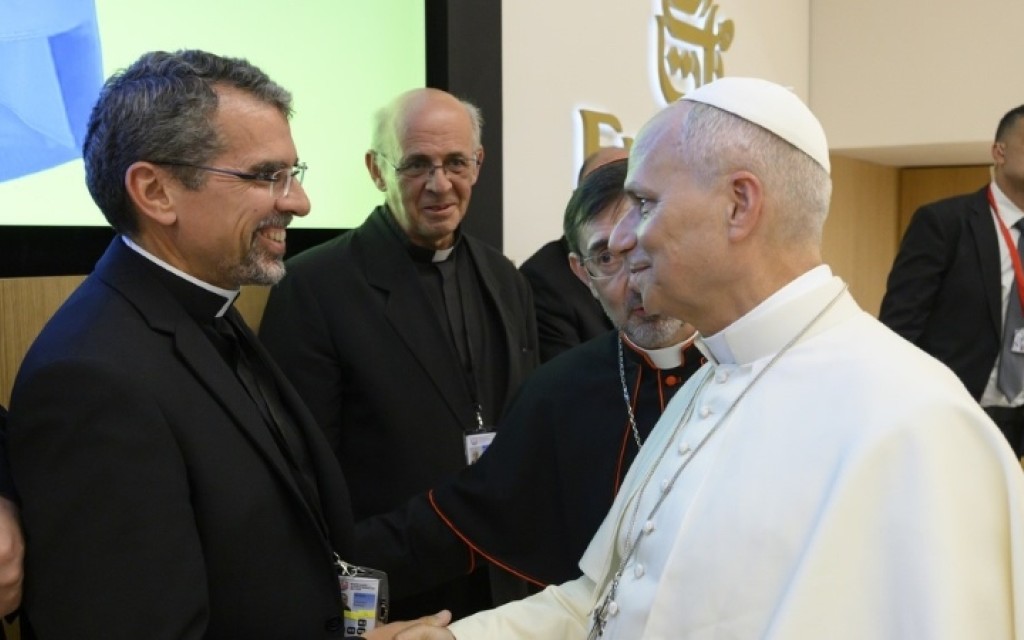 El sacerdote Andrés Martínez saluda al Papa León XIV durante su viaje apostólico a España, meses antes de ser elegido obispos auxiliar de Madrid. | Crédito: Archidiócesis de Madrid.