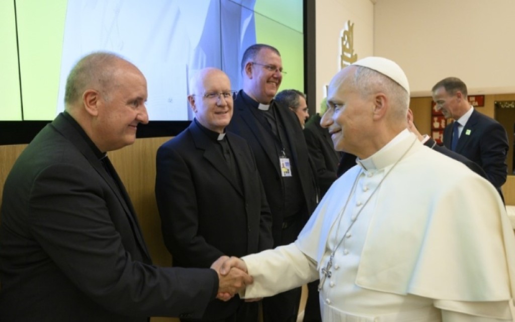 El sacerdote Fernando Murga saluda al Papa León XIV durante su viaje apostólico a España, meses antes de ser elegido obispos auxiliar de Madrid. | Crédito: Archidiócesis de Madrid.