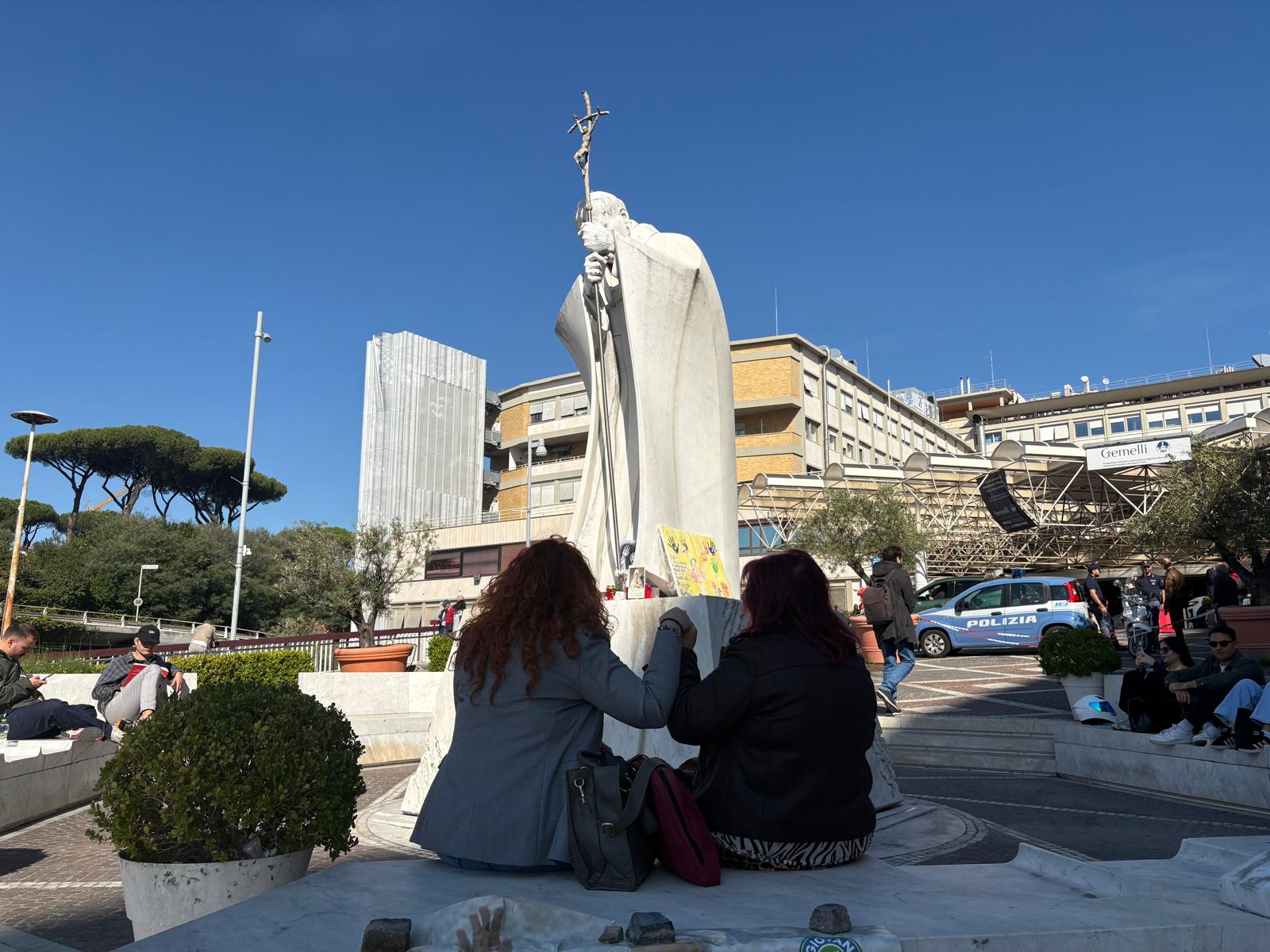 Grazia y su hija Cristina se toman de la mano para transmitir la fuerza con la que han afrontado el diagnóstico de cáncer. Crédito: Victoria Cardiel/EWTN News Español.