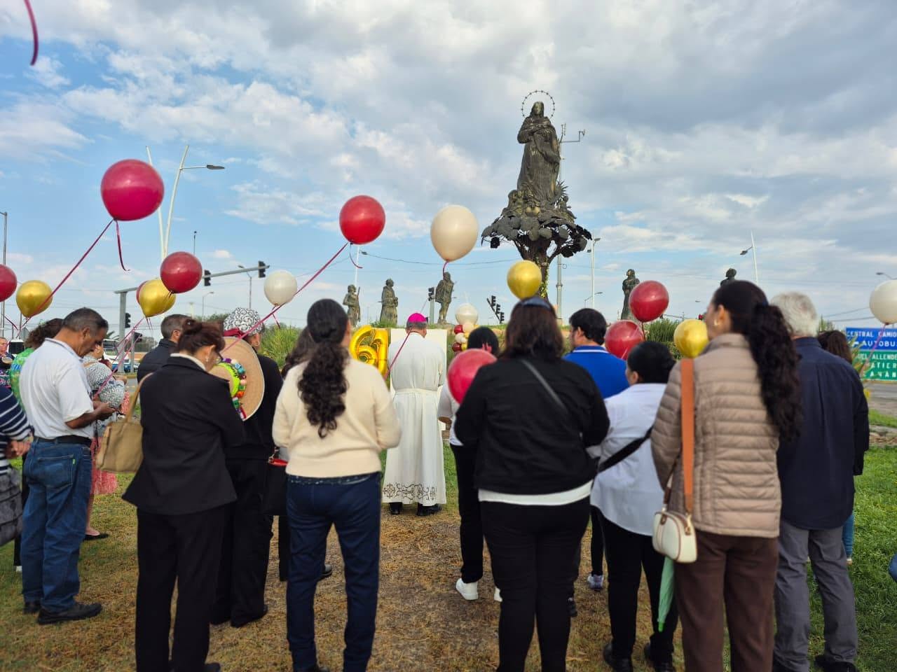 Fieles rezan por la paz frente a la imagen de la Virgen de la Purísima Concepción por la mañana del 12 de abril de 2026. Crédito: Codipac Celaya