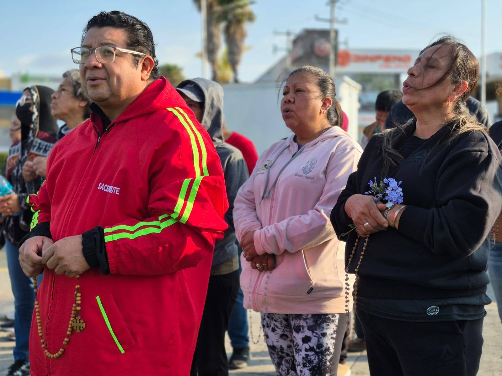 Fieles rezan el Rosario frente a la Virgen de la Purísima Concepción a pesar de las bajas temperaturas el 12 de enero de 2026. Crédito: Codipac Celaya