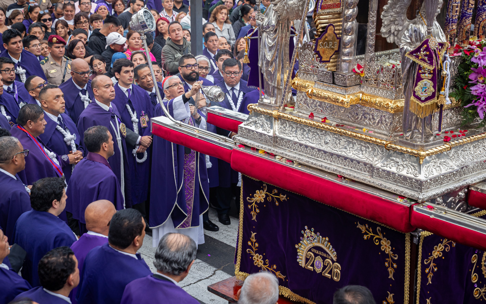 Cardenal Carlos Castillo, Arzobispo de Lima, durante la procesión del Señor de los Milagros, 18 de octubre de 2026. Crédito: Arzobispado de Lima.