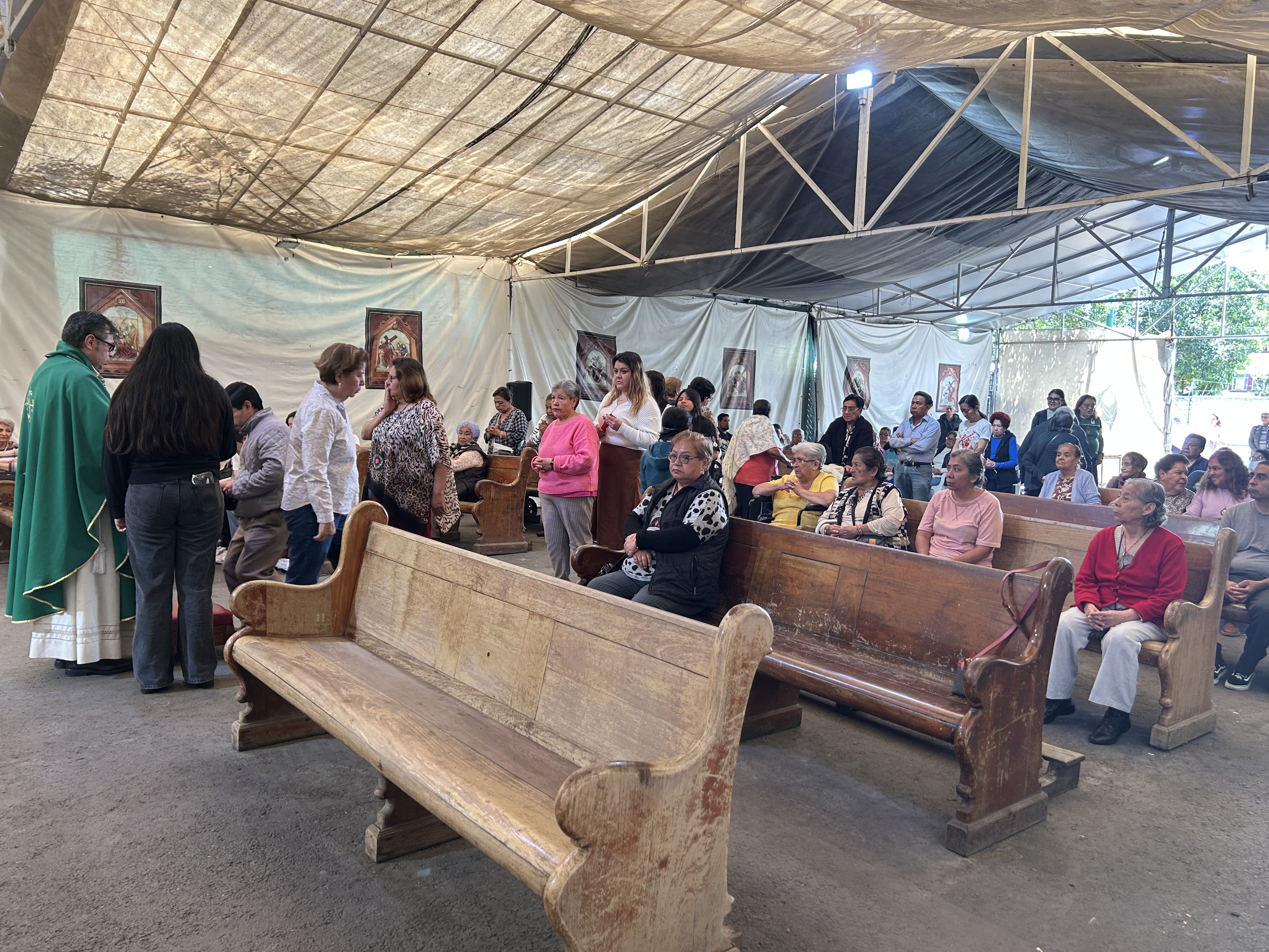 Misa celebrada el 18 de octubre de 2026 en una carpa instalada a un costado en el santuario parroquial de Nuestra Señora de los Ángeles. Crédito: EWTN News en Español