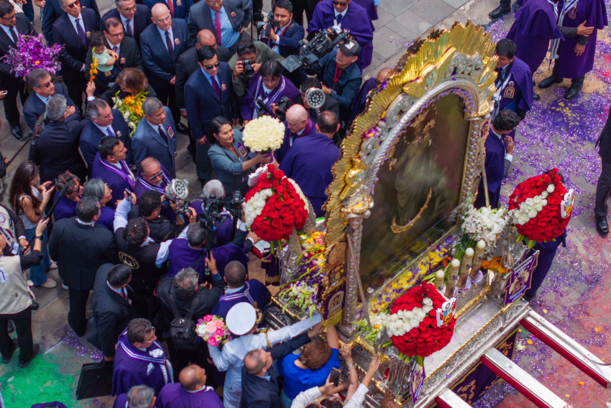 Keiko Fujimori rinde honores al Señor de los Milagros en el patio del Palacio de Gobierno, 19 de octubre de 2026. Crédito: © ANDINA / Editora Perú.