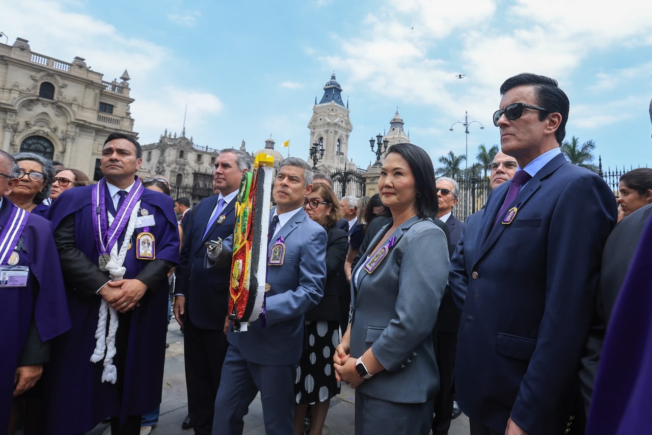 Keiko Fujimori y sus ministros rinden honores al Señor de los Milagros en Palacio de Gobierno. Crédito: © ANDINA / Editora Perú.