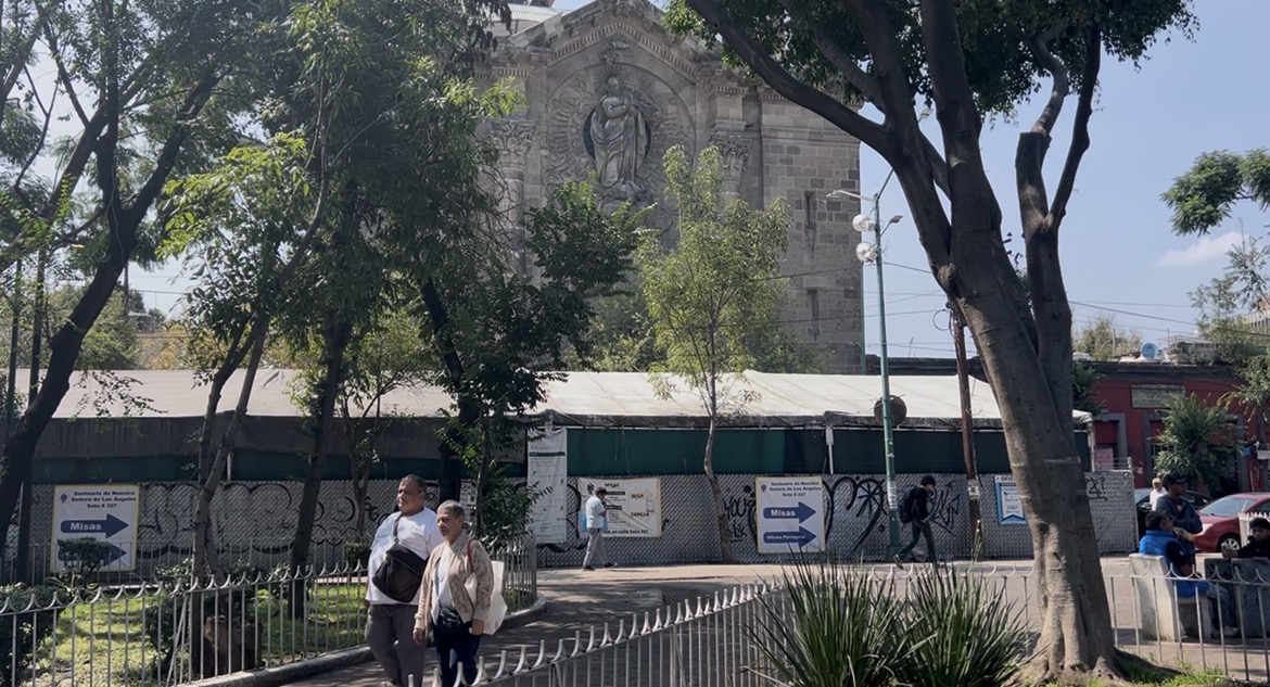 Al fondo se puede observar el santuario parroquial de Nuestra Señora de los Ángeles y aun costado las lonas que se colocaron para la celebración de Misas. Crédito: EWTN News en Español