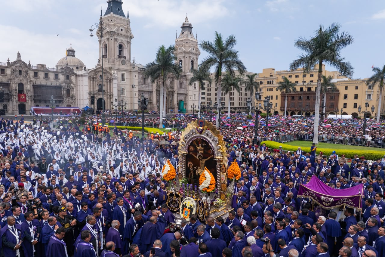 Señor de los Milagros en las afueras del Palacio de Gobierno de Perú, el 19 de octubre de 2026. Crédito: © ANDINA / Editora Perú.