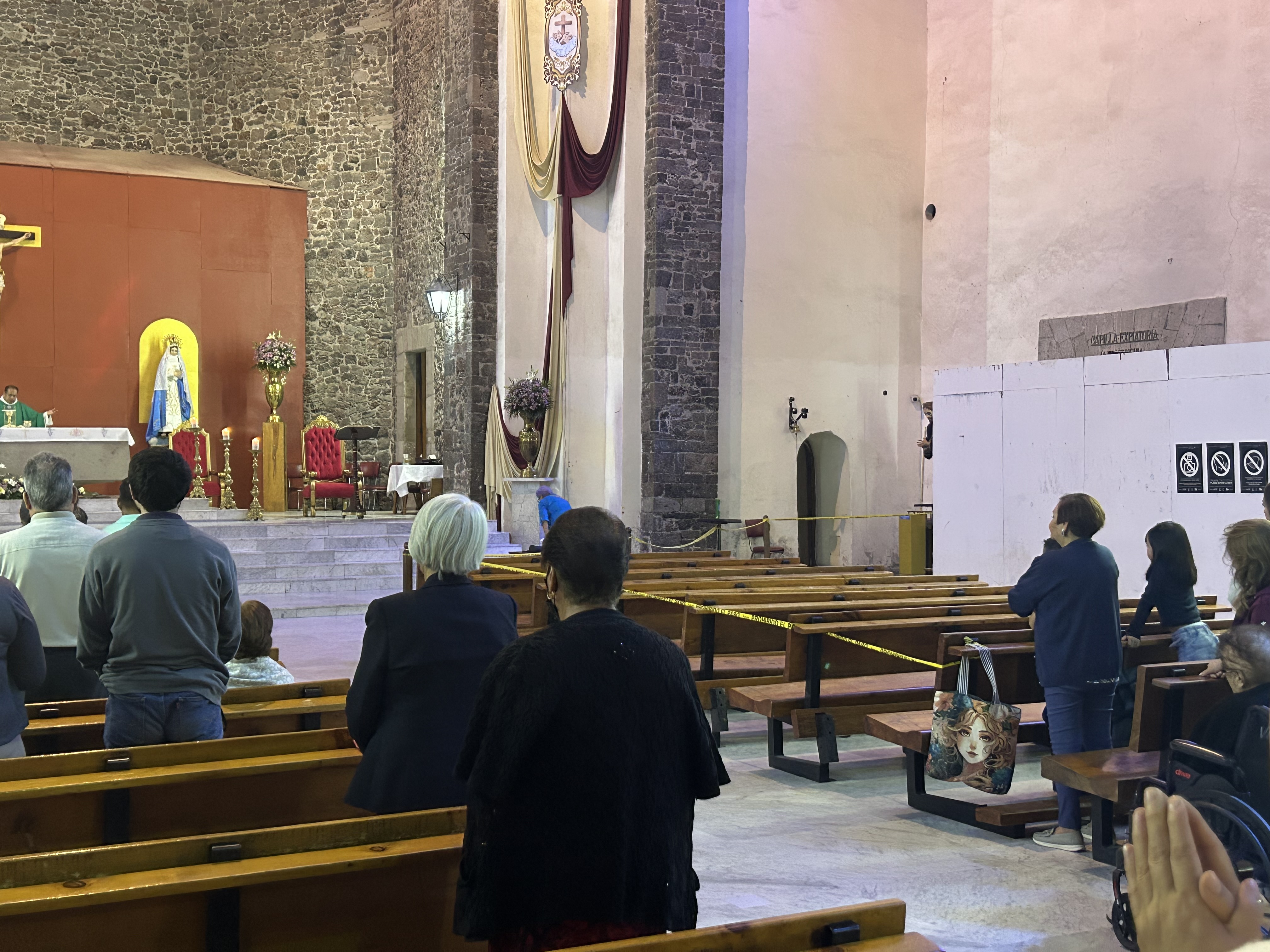 La parroquia de Santiago Apóstol mantiene un área clausurada debido al deterioro del templo. Misa del 18 de octubre de 2026. Crédito: EWTN News en Español