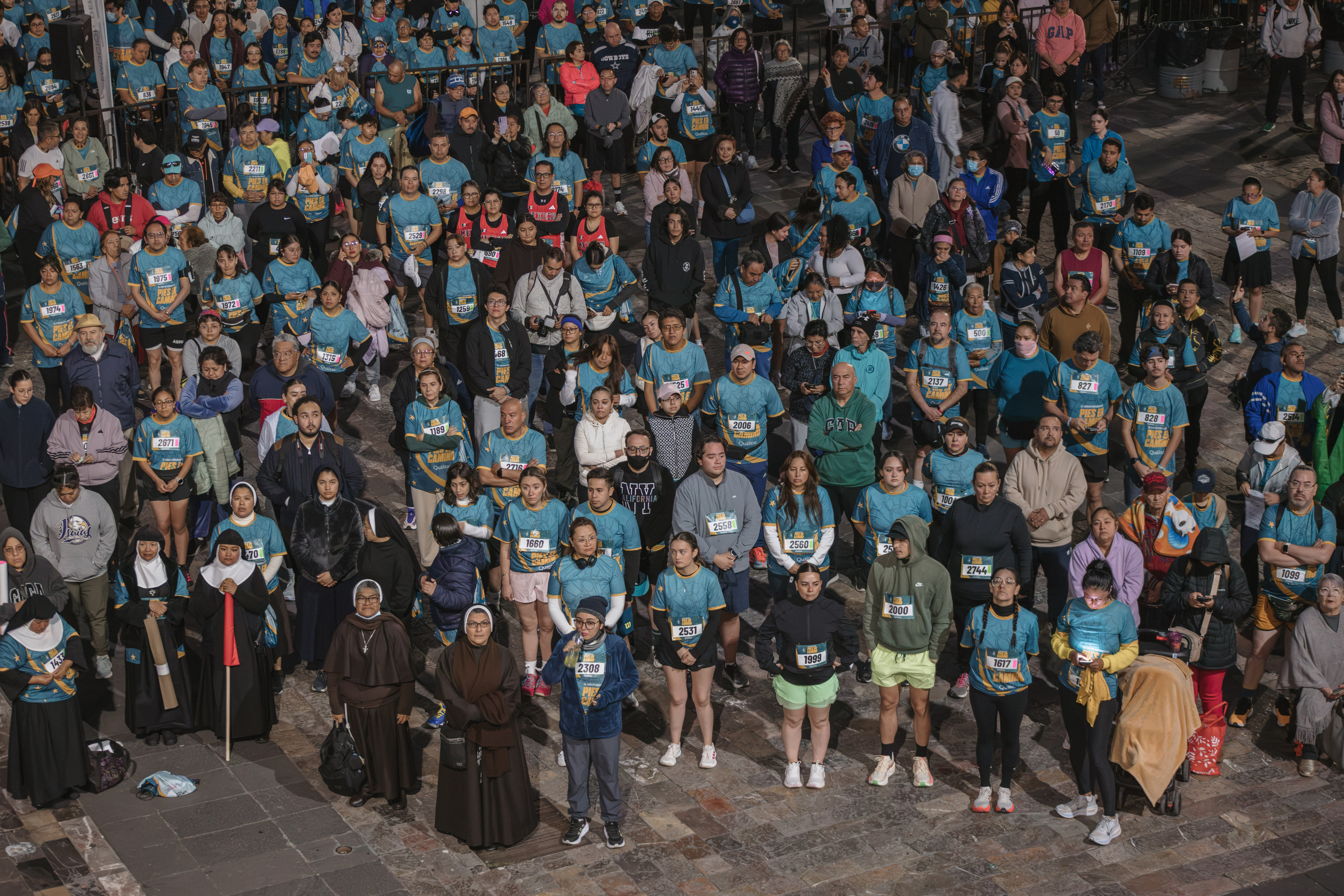 Fieles escuchando la Misa en el atrio de la Basílica de Guadalupe antes del inicio de la carrera “Pies en Camino” el 18 de octubre de 2026. Crédito: María Langarica / Arquidiócesis Primada de México.