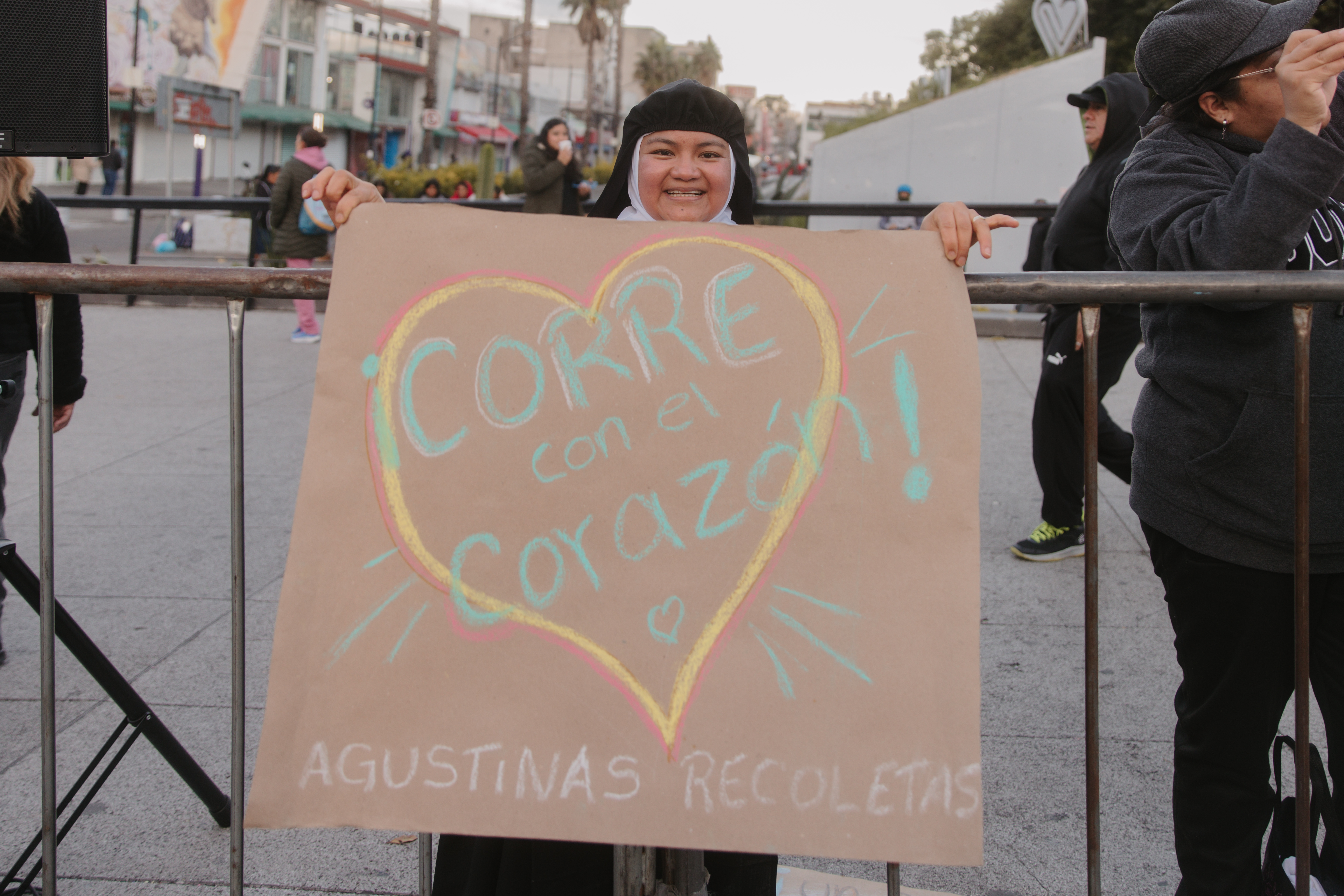 Religiosa animando a los corredores que participaron en la carrera “Pies en Camino” el 18 de octubre de 2026. Crédito: María Langarica / Arquidiócesis Primada de México
