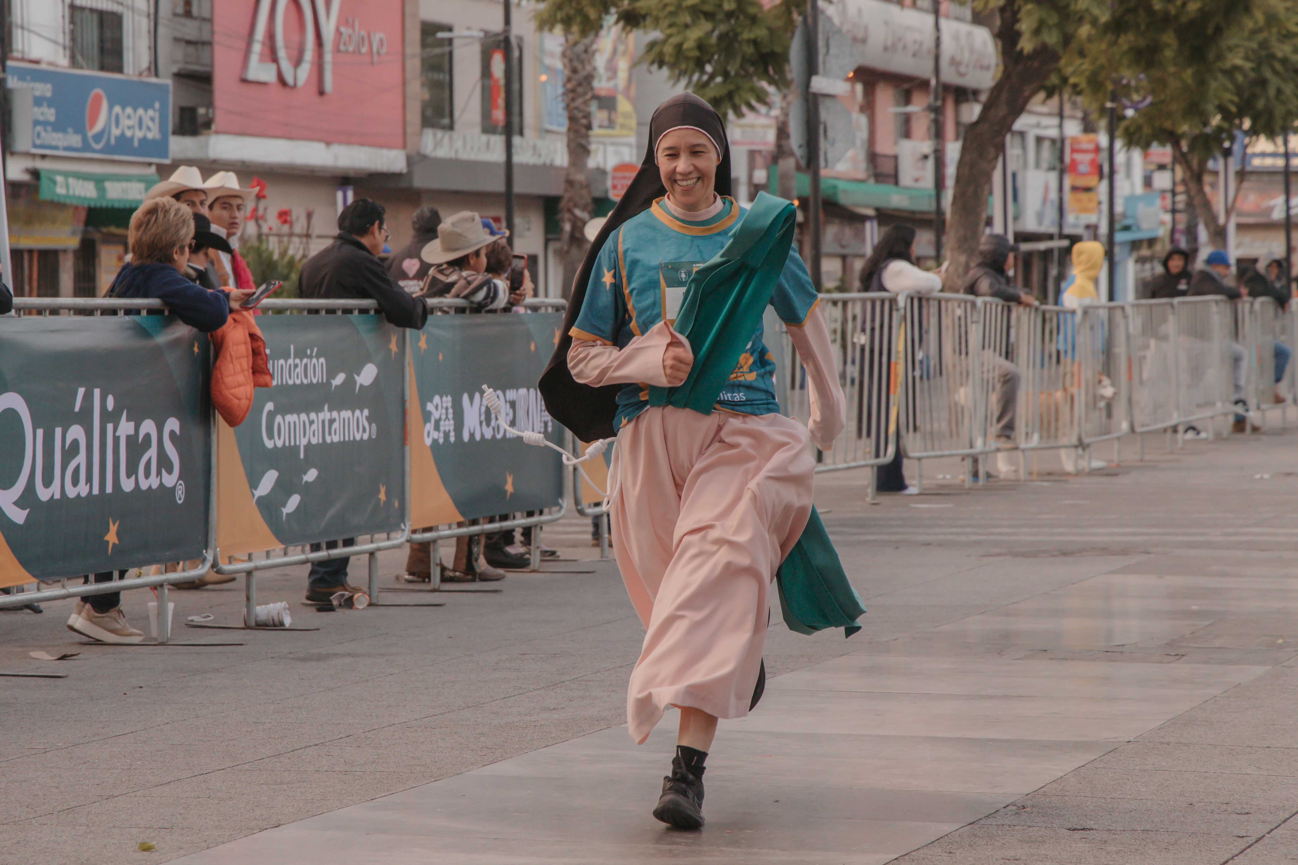 Religiosa llegando llegando a la meta en la Basílica de Guadalupe de la carrera “Pies en Camino” el 20 de octubre de 2026. Crédito: María Langarica / Arquidiócesis Primada de México.