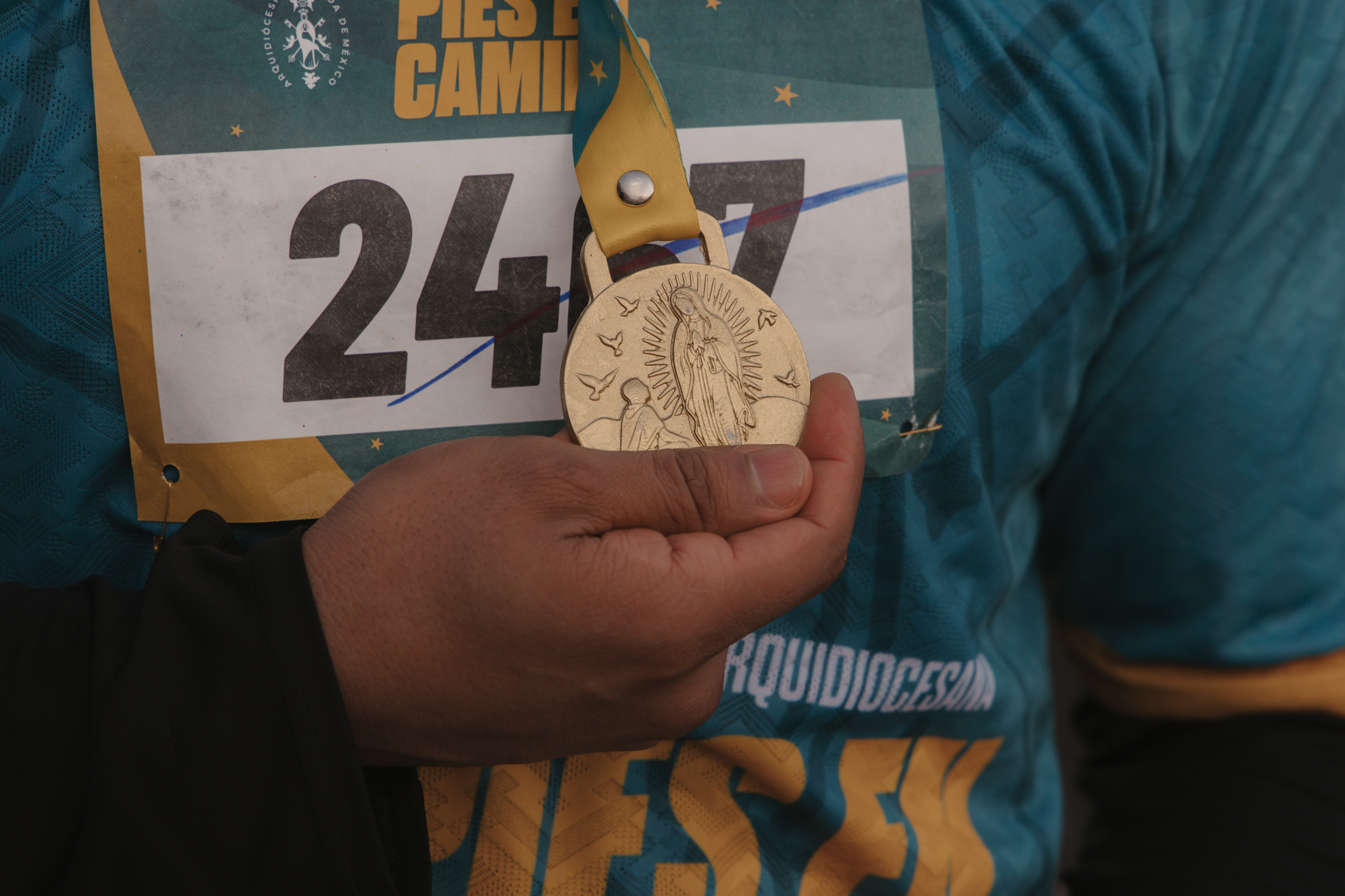 Medalla de la carrera deportiva “Pies en Camino”. Crédito: María Langarica / Arquidiócesis Primada de México.