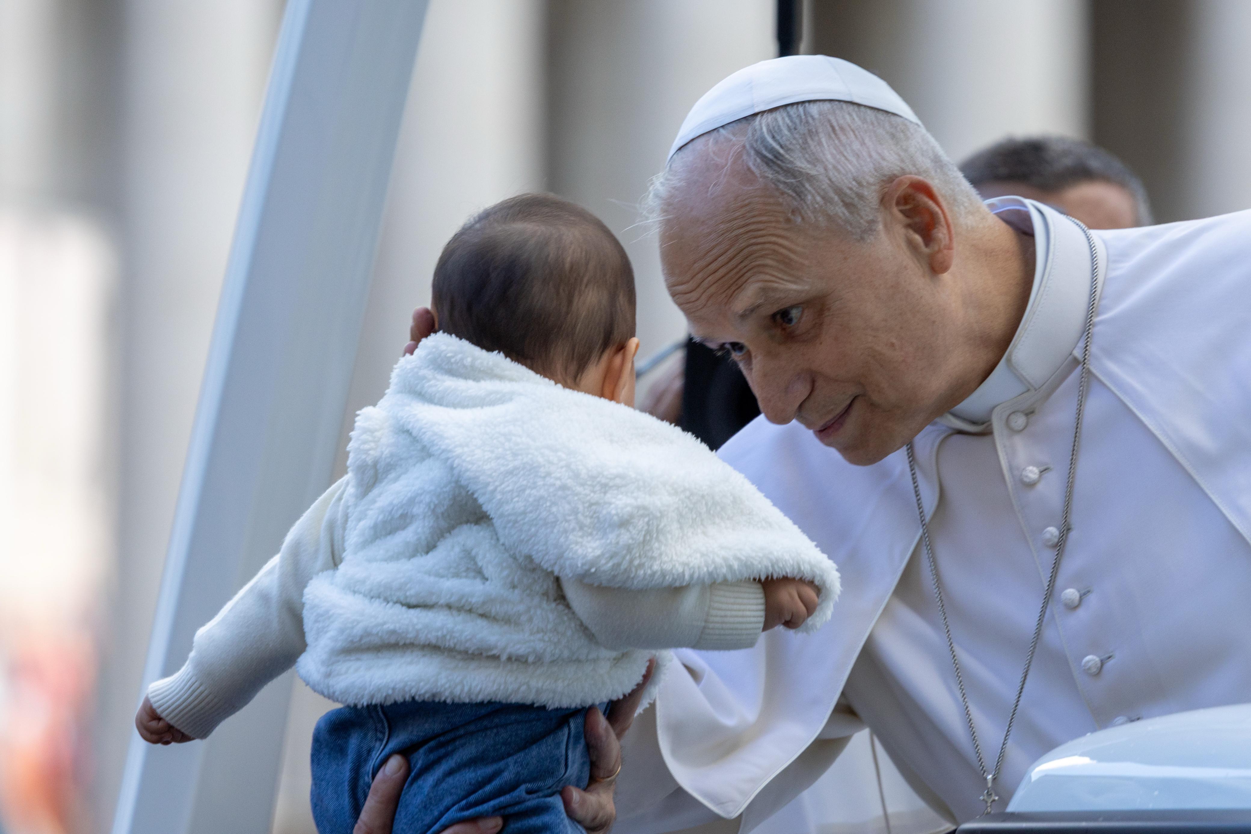 El Papa bendijo a varios niños durante el recorrido en papamóvil que realizó este miércoles 21 octubre. Crédito: Daniel Ibañez/ EWTN News.