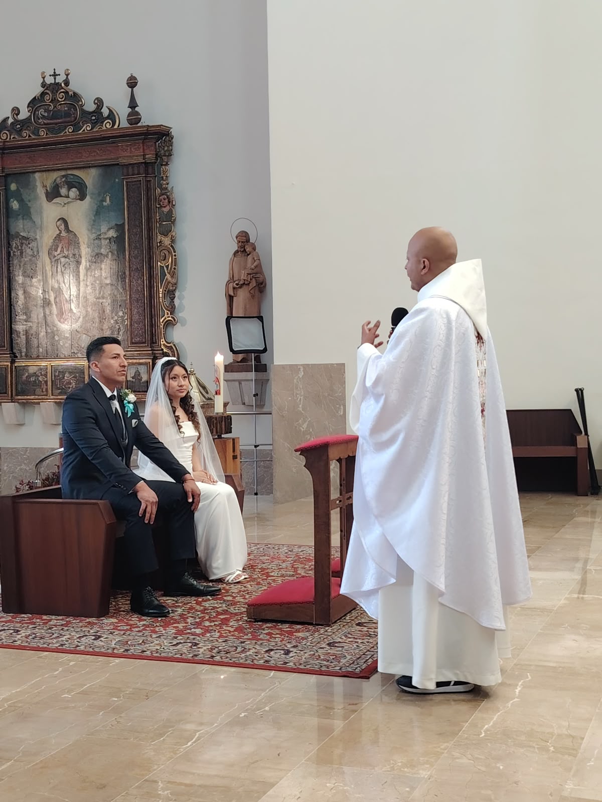 El P. Andrés David Forero celebra un matrimonio. Crédito: Cedida por el P. Forero.
