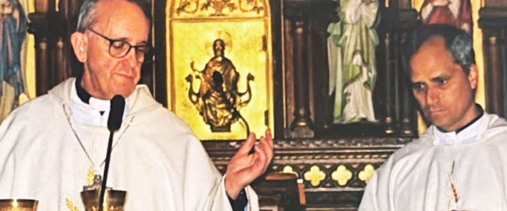 Robert Prevost concelebrando una Misa con el Cardenal Bergoglio en Buenos Aires. Crédito: Orden de San Agustín Argentina