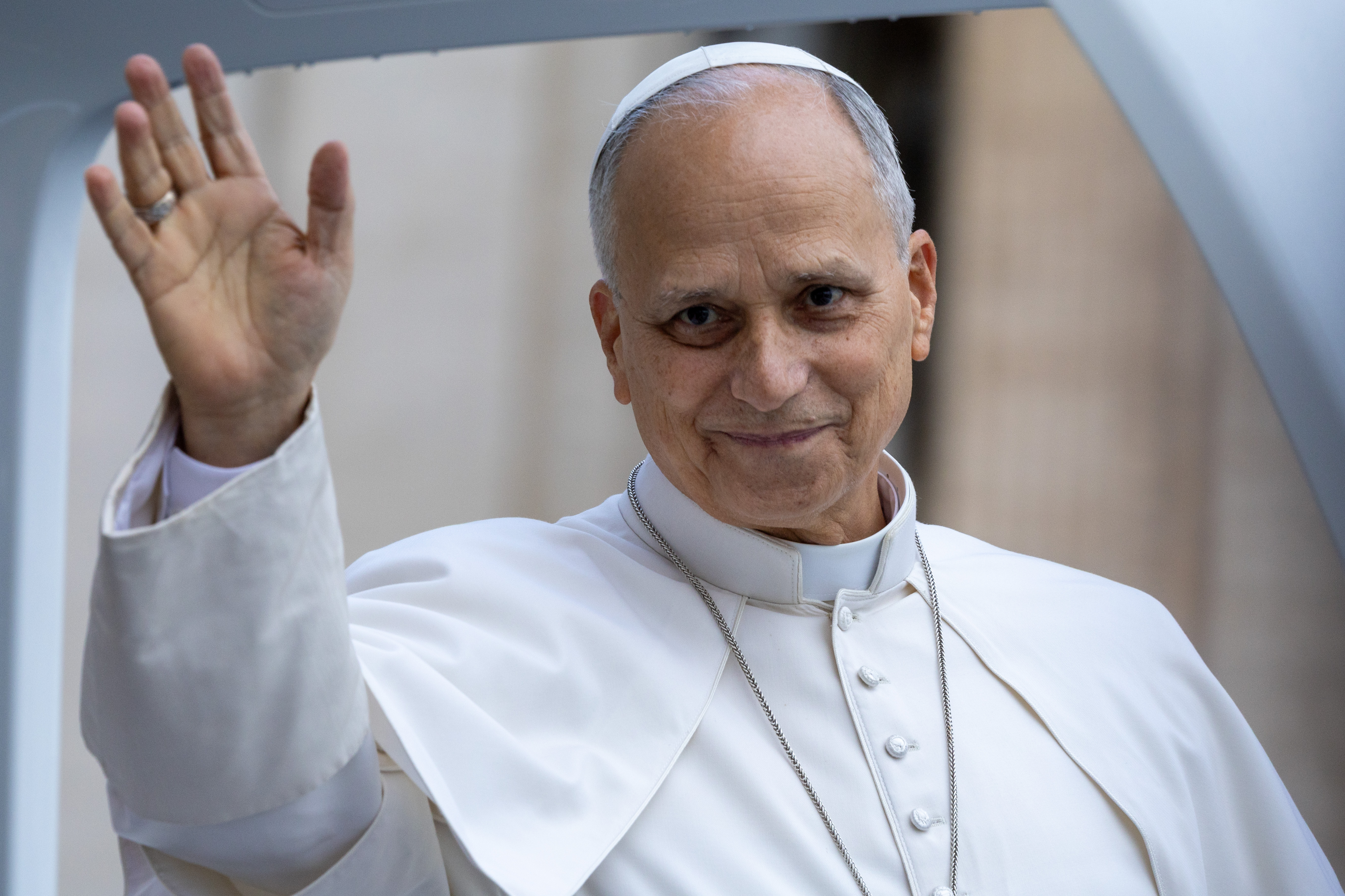 El Papa León XIV saluda con la mano desde el papamóvil al llegar a su Audiencia General semanal en la plaza de San Pedro. Crédito: Daniel Ibáñez/EWTN