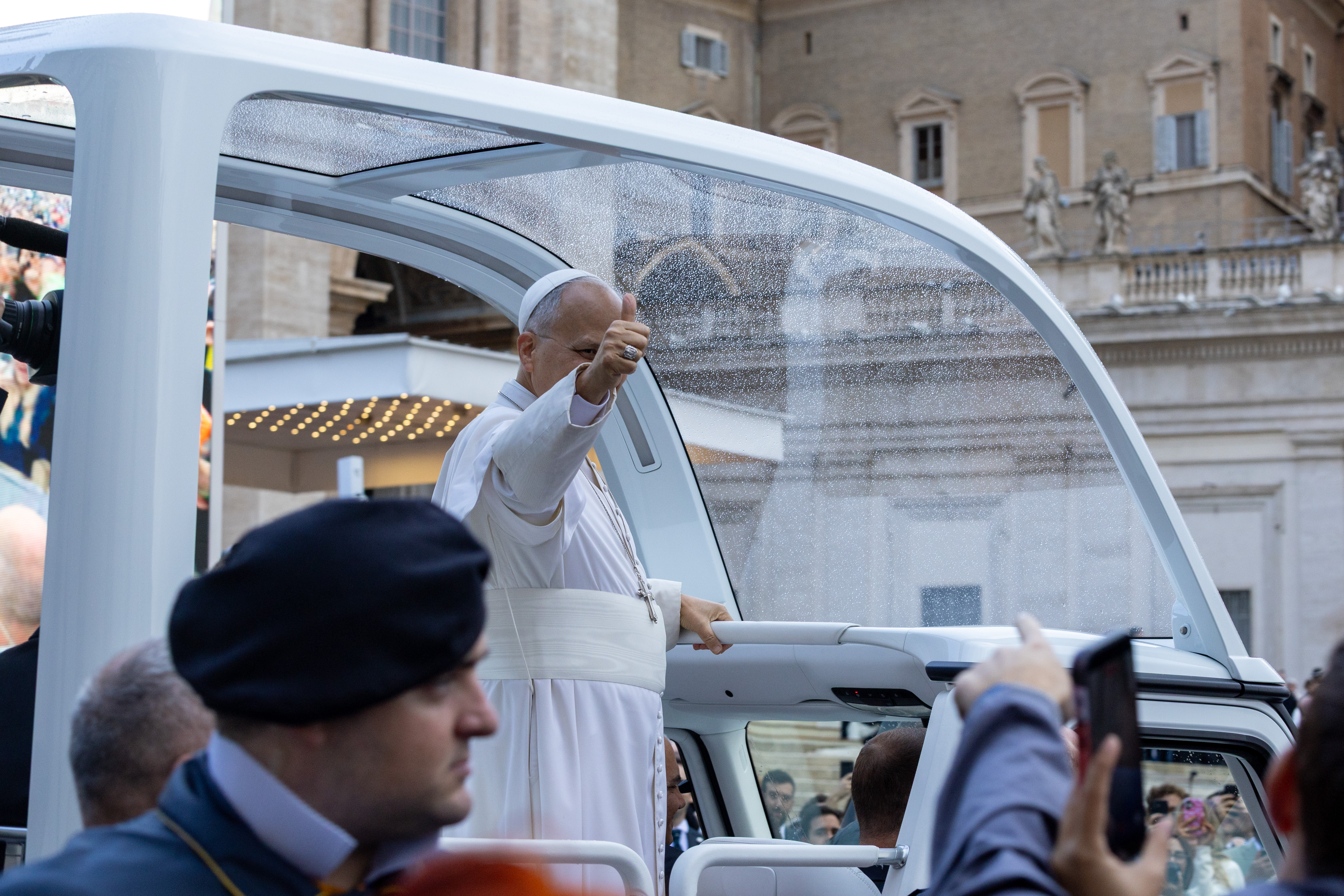 El Papa levanta su pulgar mientras saluda a los presentes en la plaza de San Pedro. Crédito: Daniel Ibáñez/EWTN