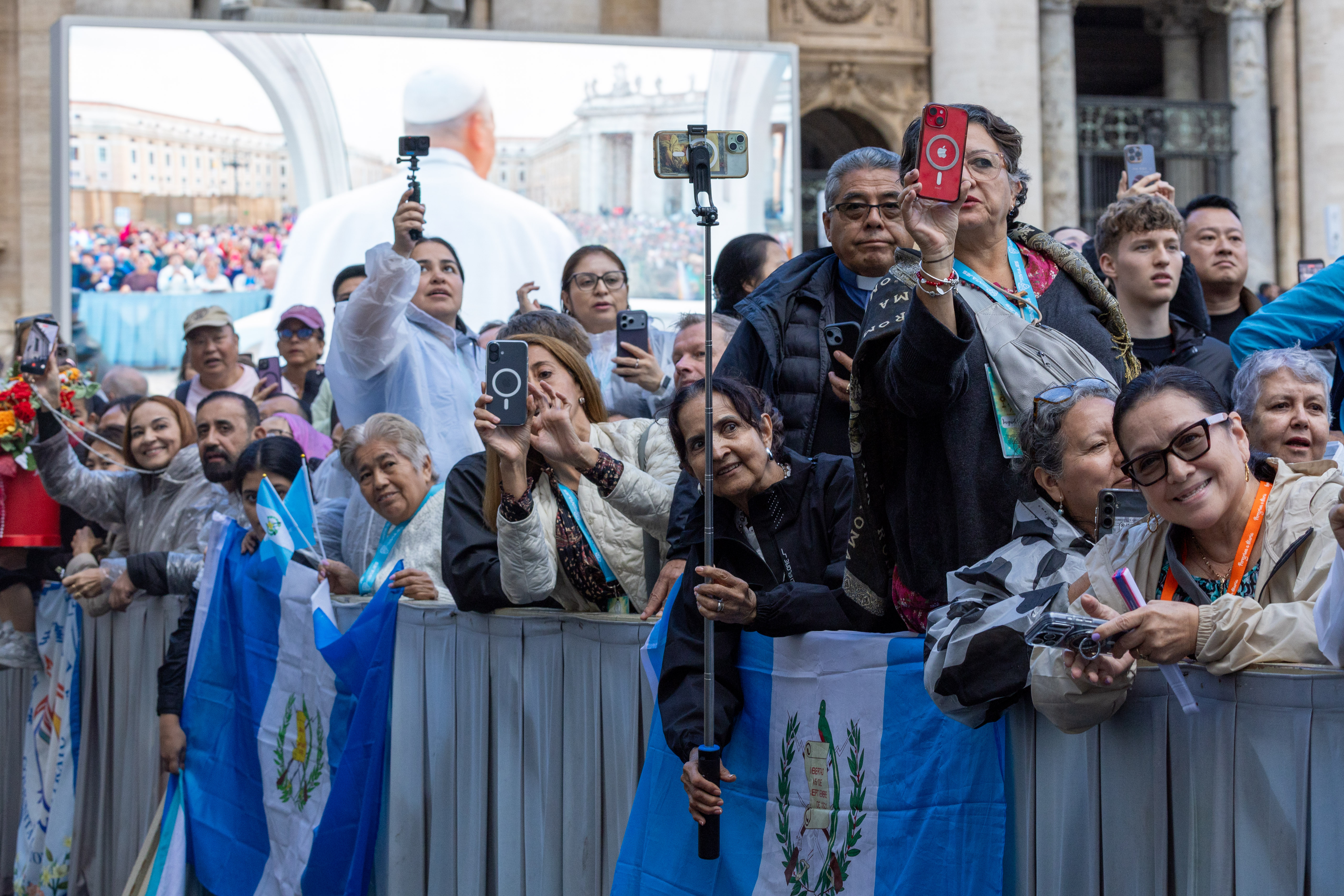 Peregrinos de Guatemala esperan el paso del papamóvil. Crédito: Daniel Ibáñez/EWTN
