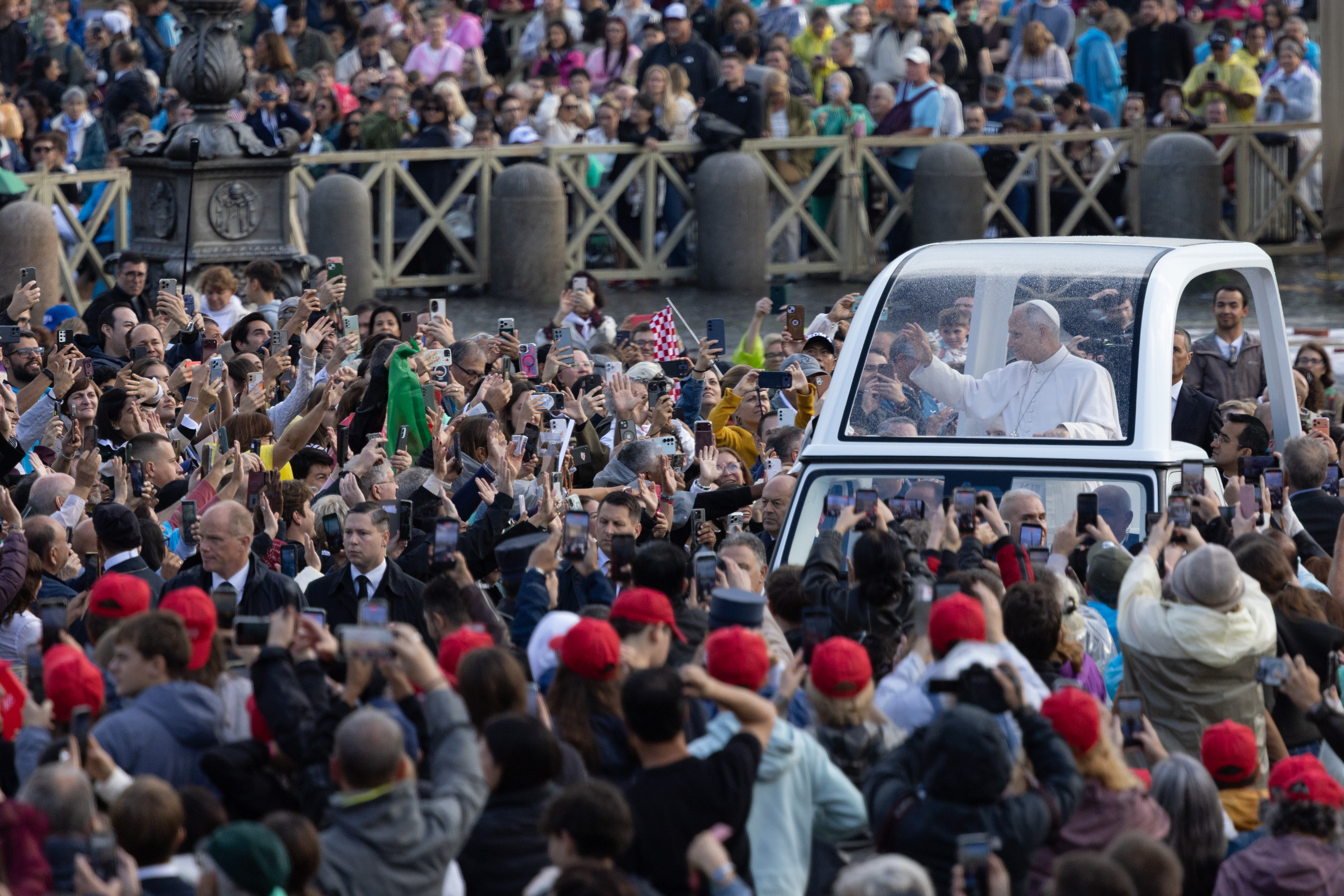 El Papa León XIV saluda durante la Audiencia General. Crédito: Daniel Ibáñez/EWTN