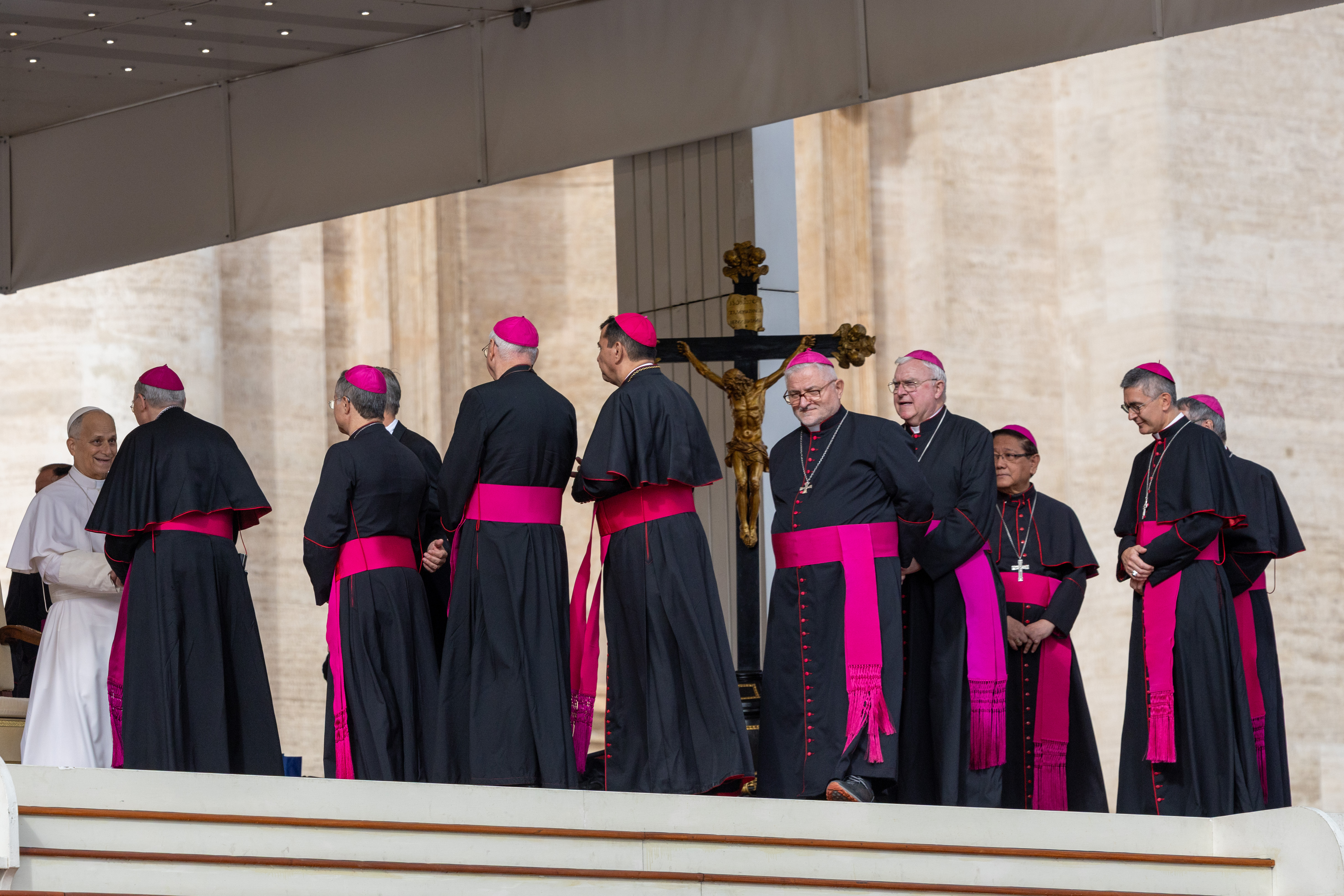 Al finalizar la audiencia el Papa León XIV saluda a obispos llegados a Roma de los 5 continentes. Crédito: Daniel Ibáñez/EWTN