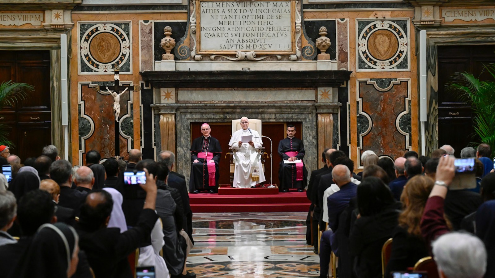 Papa Leão XIV discursa em audiência privada no Palácio Apostólico, no Vaticano, com participantes da conferência “Santidade na História”, em 21 de outubro de 2026. | Crédito: Vatican Media ?? 