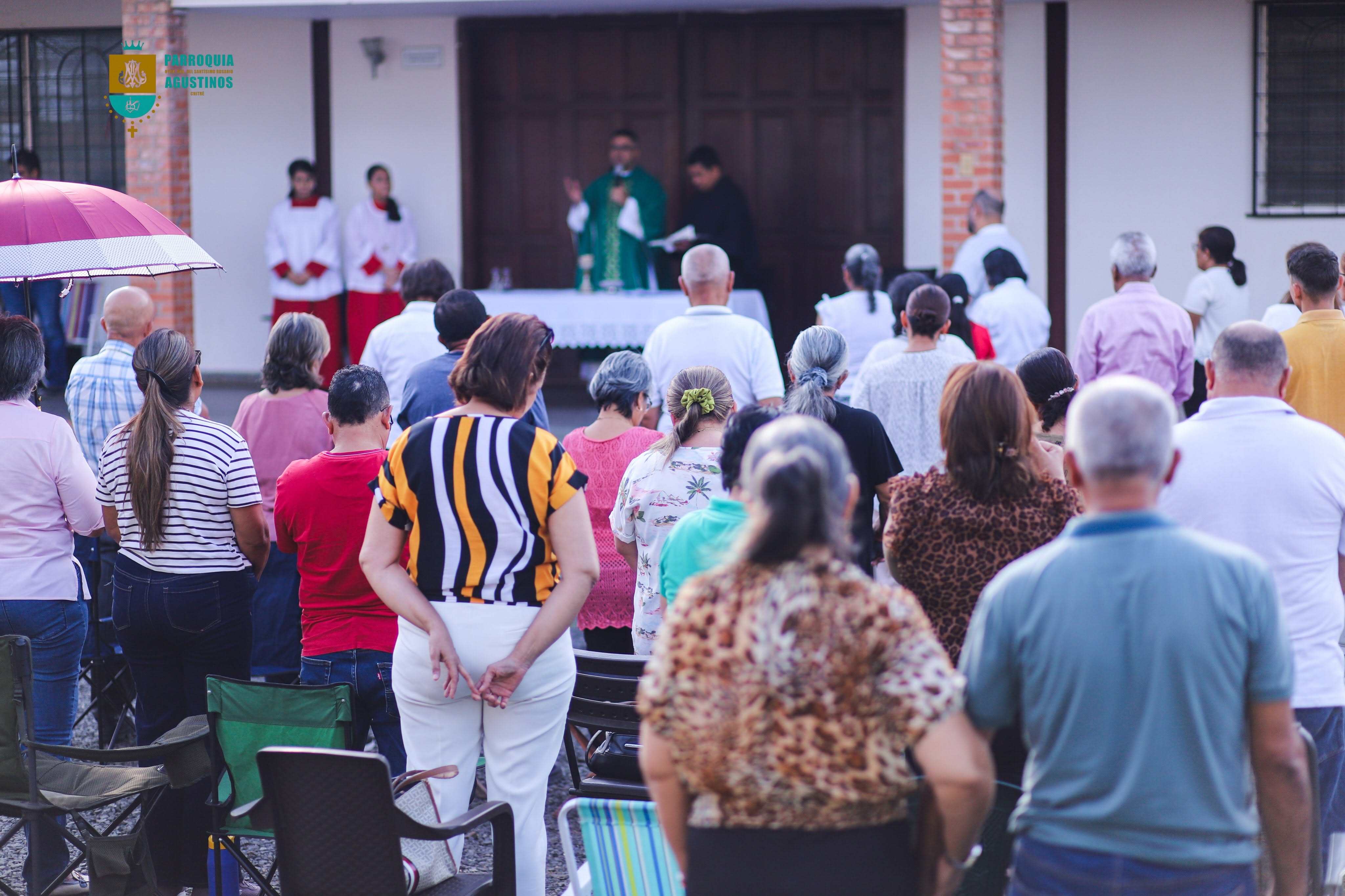 Ante el cierre de la iglesia de Nuestra Señora del Santísimo Rosario de Chitré, se celebran Misas al aire libre. Foto compartida el 11 de octubre de 2026. Crédito: Parroquia Nuestra Señora del Santísimo Rosario - Agustinos Chitré.