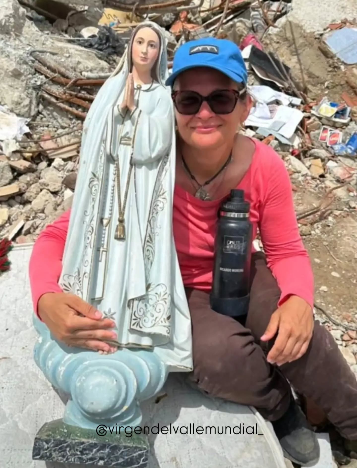 María Elena luego de rescatar intacta de los escombros una estatua de Nuestra Señora de Fátima,  perteneciente al Centro Luso Venezolano de Vargas. | Crédito: Cortesía de María Elena Rocha.