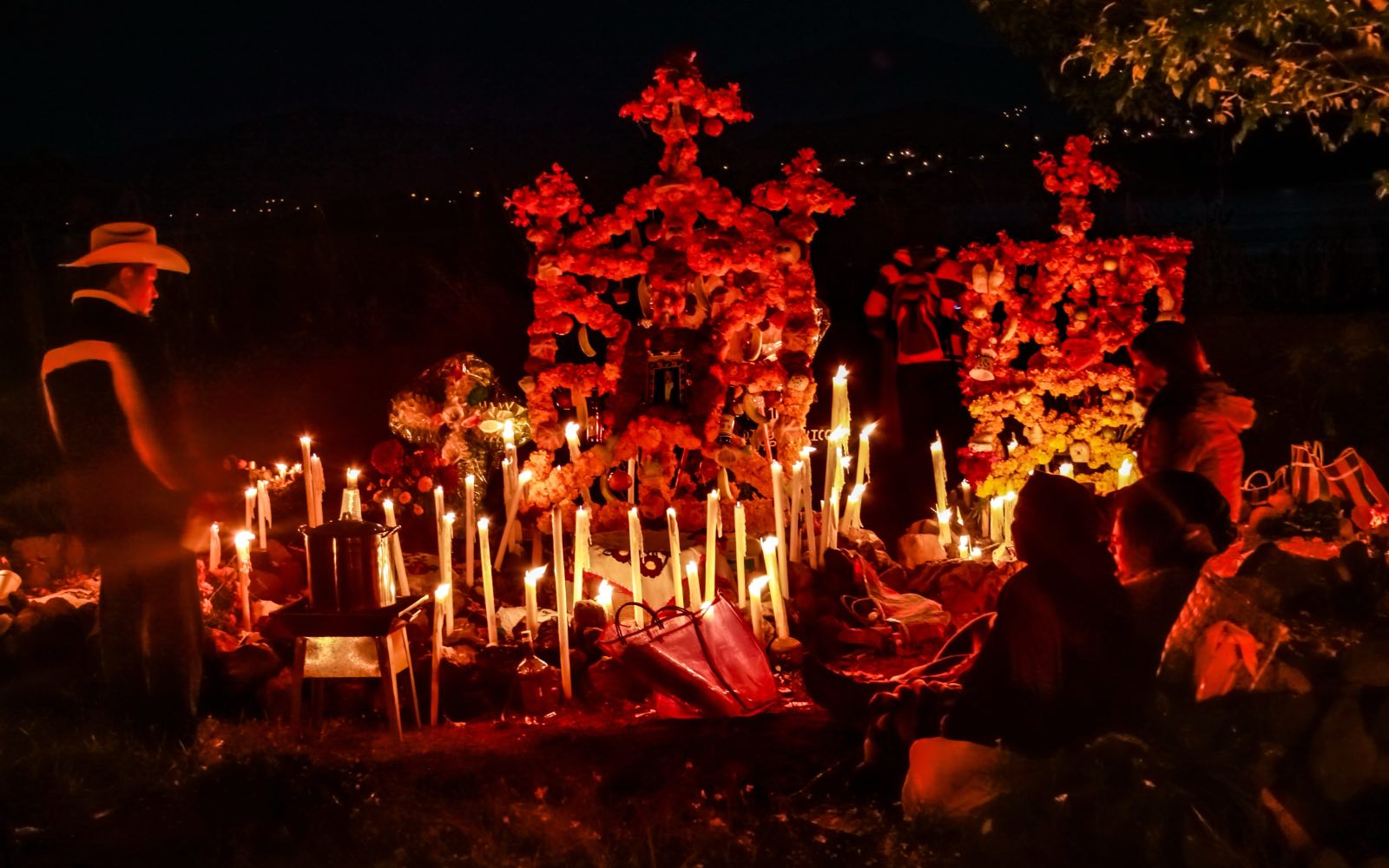 Familias conmemoran el Día de Muertos junto a las tumbas de sus seres queridos, entre velas y flores, en Janitzio, Michoacán (México), el 2 de noviembre de 2019. | Crédito: Guillermo Aparicio Servin/Shutterstock.