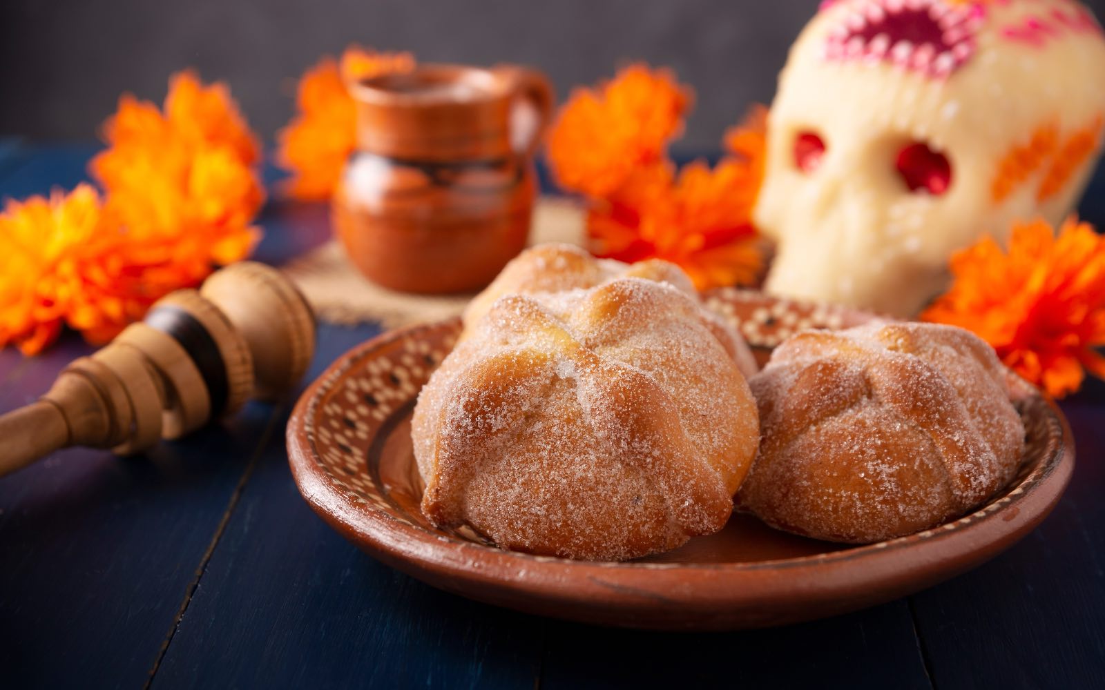 Panes de muerto, calaverita de azúcar y flores de campasúchil, elementos típicos de la celebración del Día de Muertos. | Crédito: Sergio Hayashi/Shutterstock.