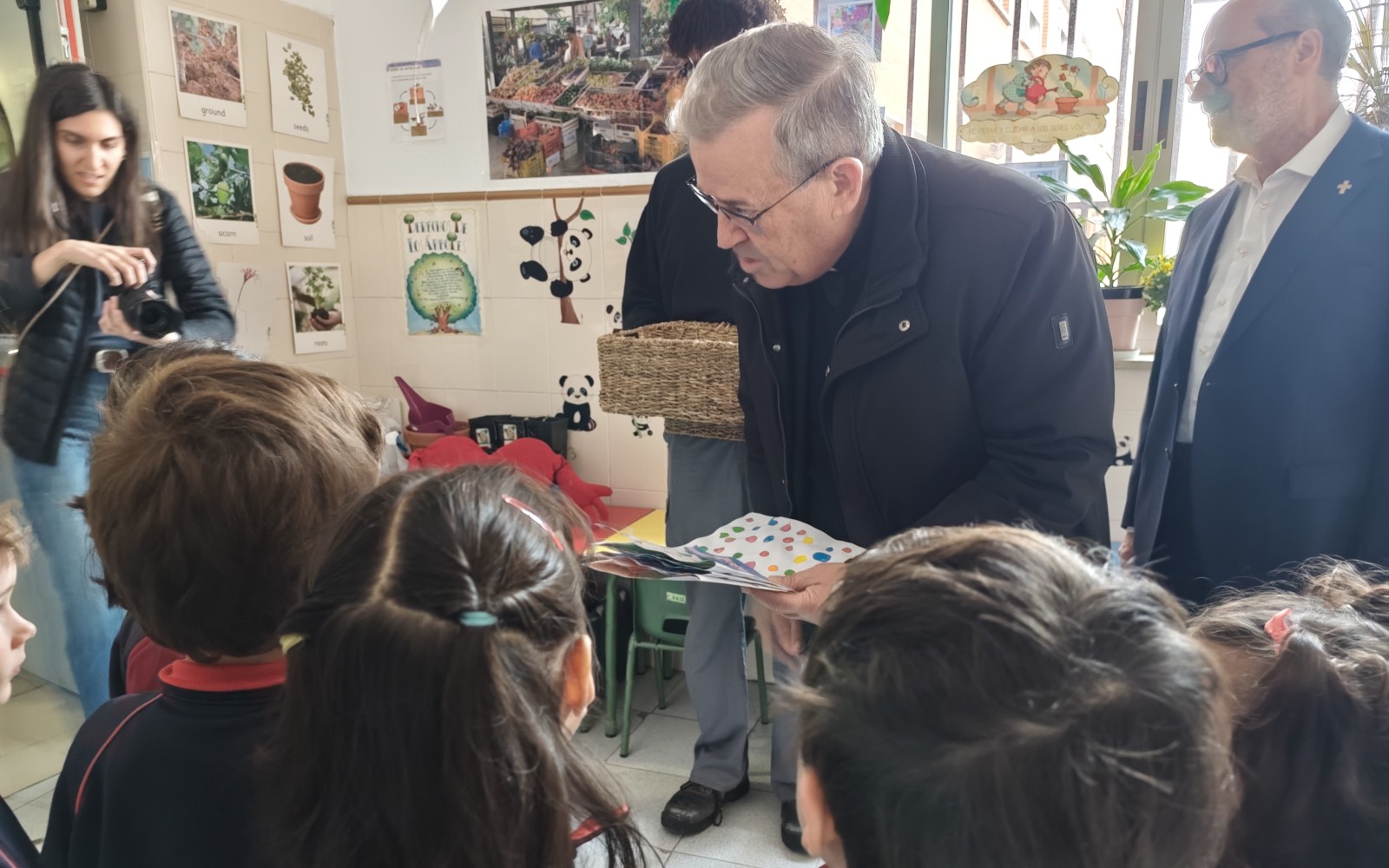 Fabio Attard, rector mayor de los salesianos, en el colegio de Atocha (Madrid), junto a algunos alumnos. | Crédito: Nicolás de Cárdenas / EWTN News Español.