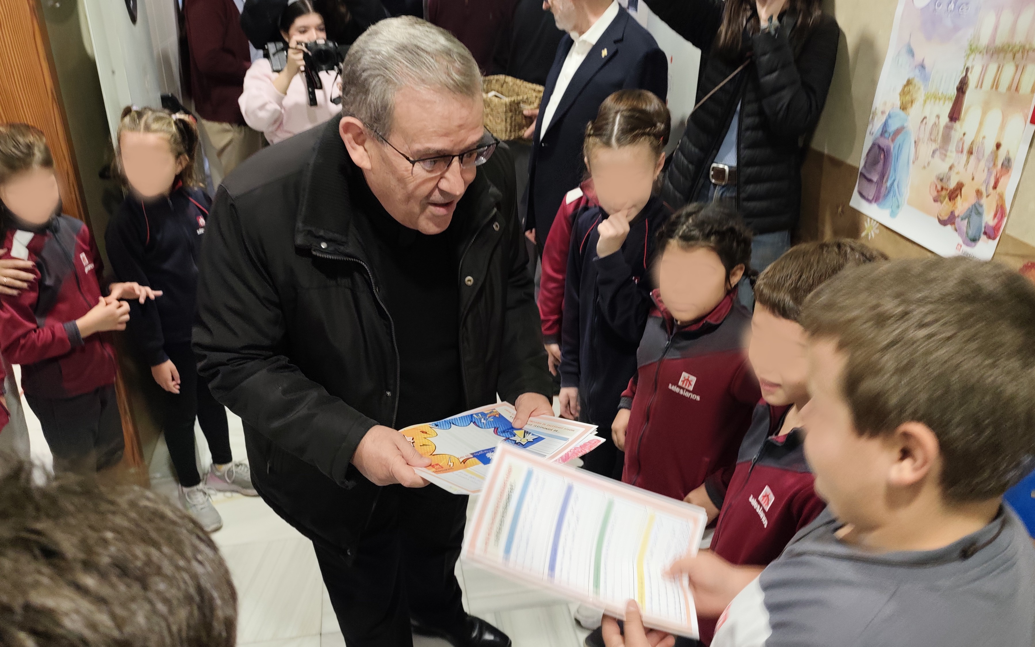 Los alumnos del Colegio Salesianos de Atocha (Madrid), departen con el rector mayor, Don Fabio Attard. | Crédito: Nicolás de Cárdenas / EWTN News Español.