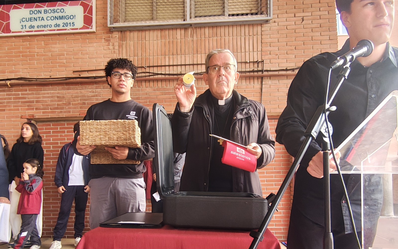 Fabio Attard muestra alguno de los objetos de la cápsula del tiempo del colegio Salesianos de Atocha (Madrid), que se abrirá dentro de 50 años. | Crédito: Nicolás de Cárdenas / EWTN News Español.