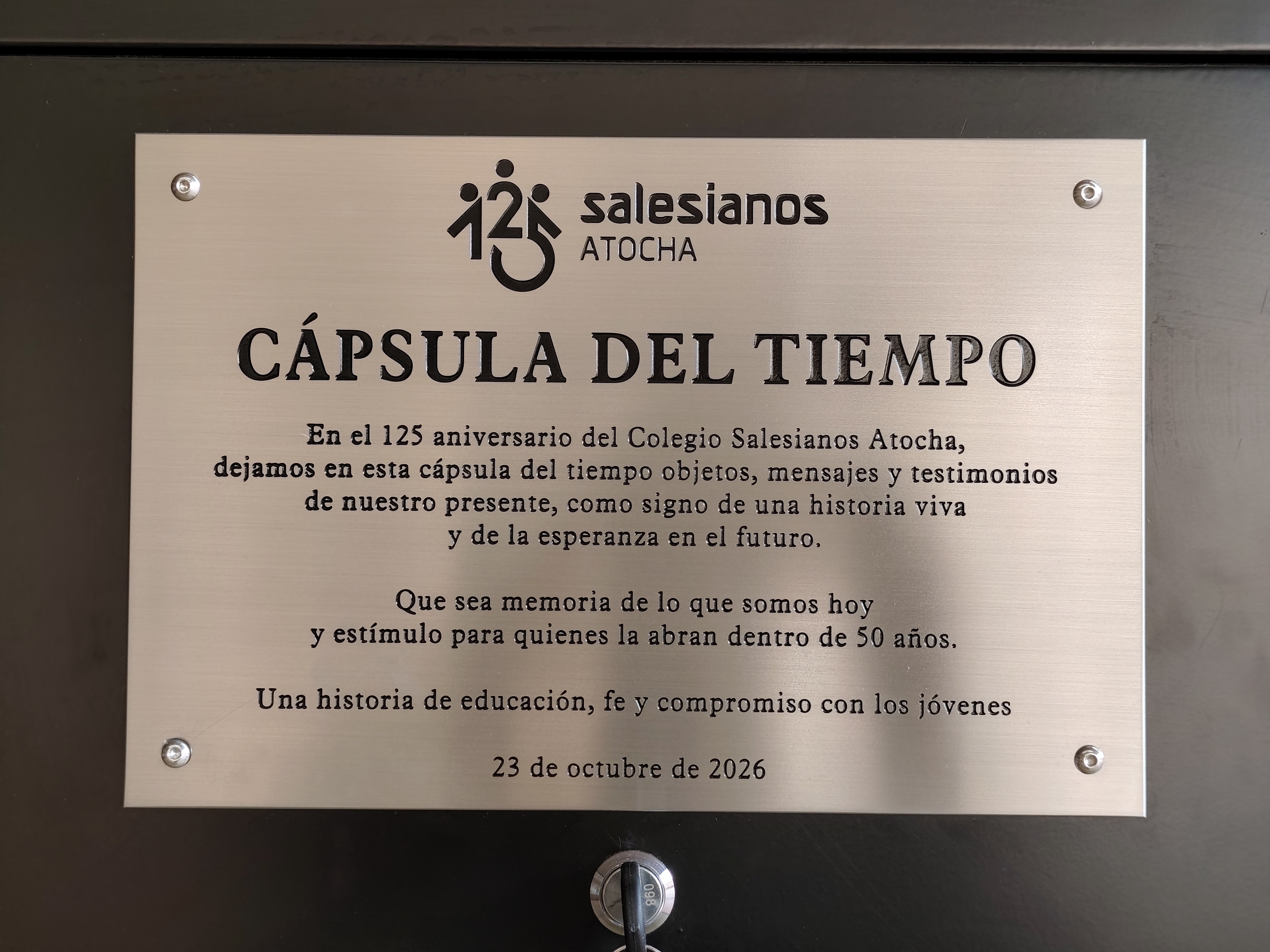 Placa colocada en la cápsula del tiempo creada con motivo del 125 aniversario del Colegio Salesianos de Atocha (Madrid) | Crédito: Nicolás de Cárdenas / EWTN News Español.