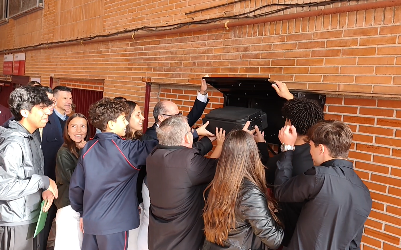 El rector mayor de los salesiano, Fabio Attard, junto a los alumnos, introduce la cápsula del tiempo del 125 aniversario del Colegio Salesianos de Atocha. Crédito: Nicolás de Cárdenas / EWTN News Español.