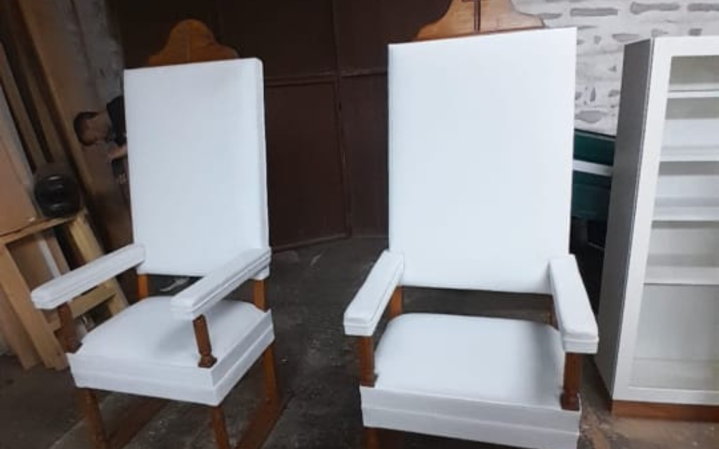 Los sillones que usará el Papa León XIV en su paso por Córdoba. Crédito: Cortesía Luis Astorga