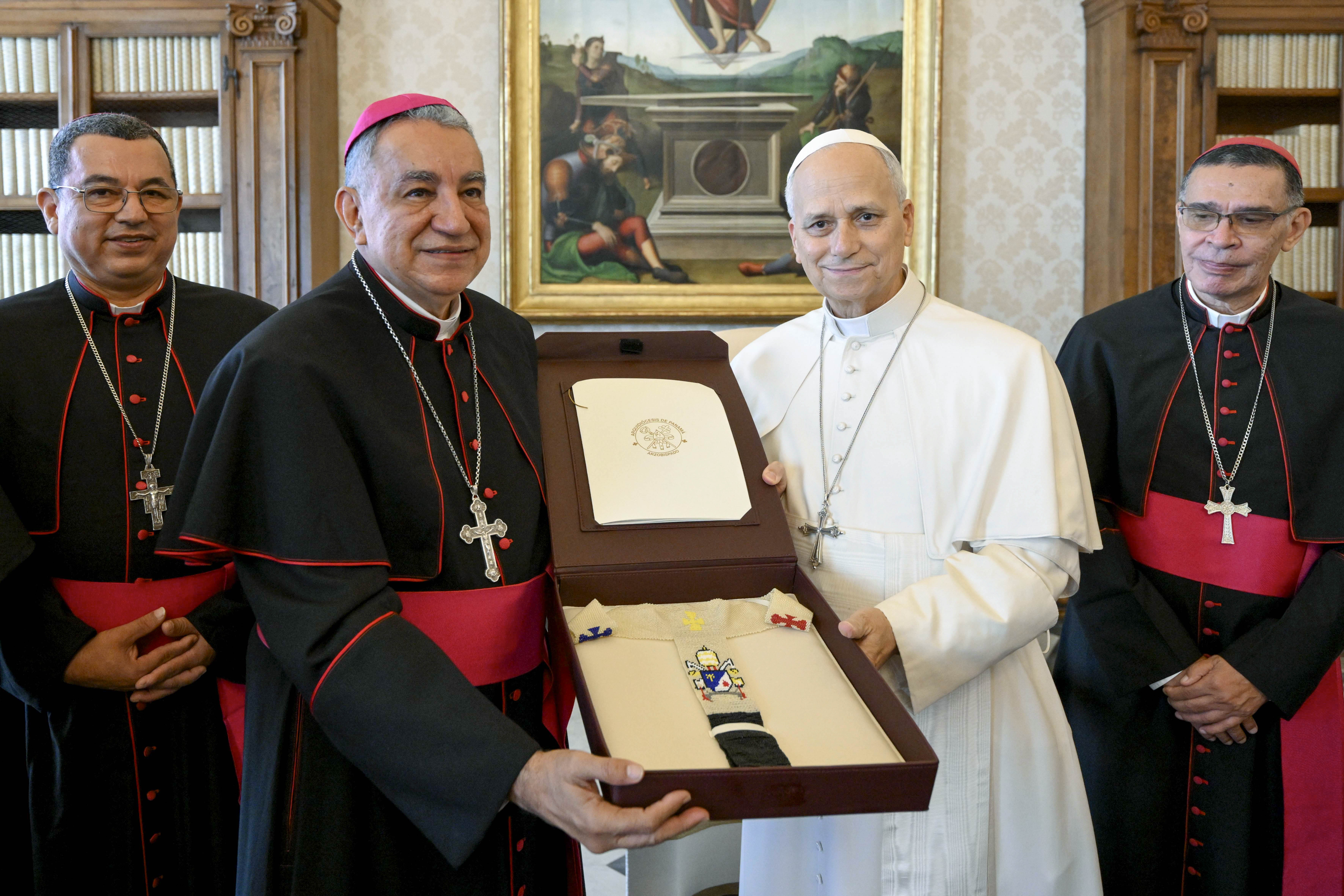 El Papa recibe un obsequio de los obispos panameños durante su visita ad limina Apostolorum al Vaticano, el 23 de octubre de 2026. Crédito: Vatican Media.