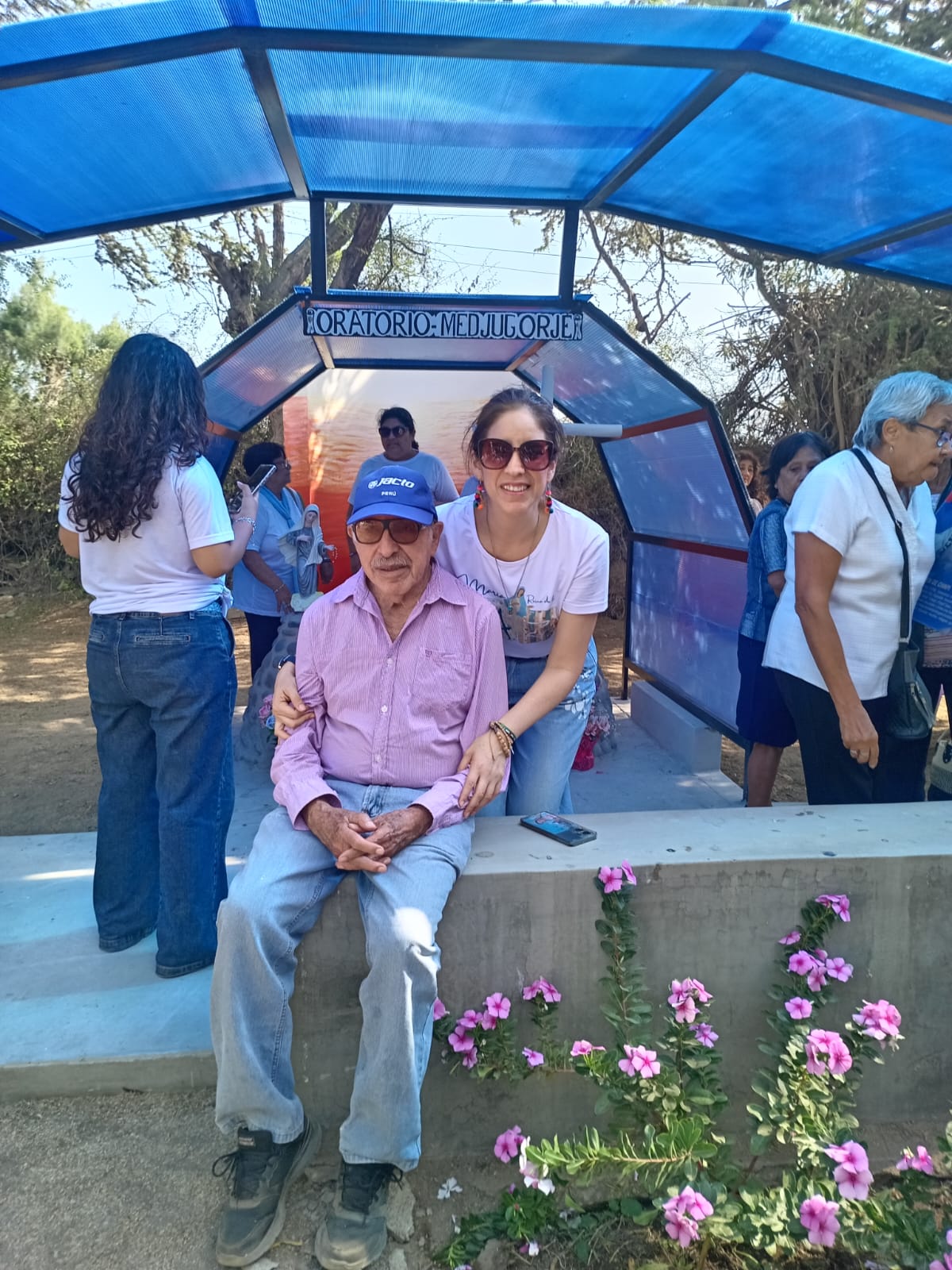Edgar Bustinza con su hija Katerin ante la gruta que construyó en su fundo en Jequetepeque. Crédito: Cortesía Katerin Bustinza.
