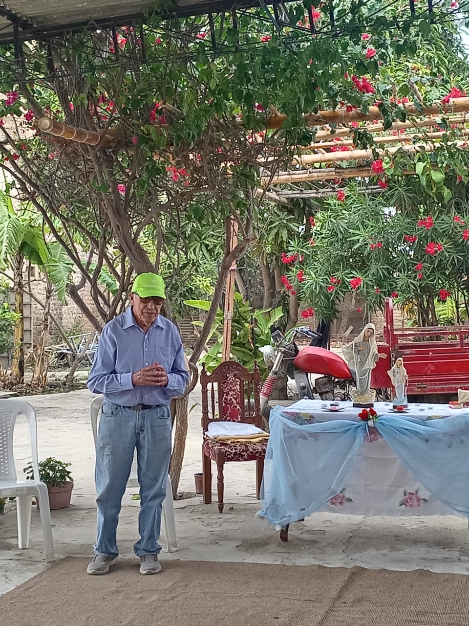 Edgar Bustinza en una de sus visitas a los cenáculos. Crédito: Cortesía Katerin Bustnza.