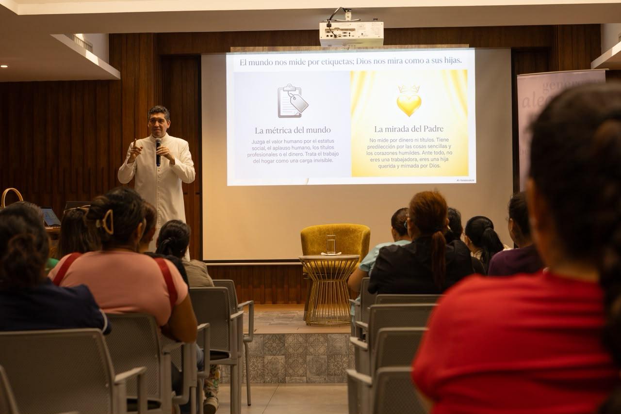 El P. Juan Carlos Vásconez impartiendo una charlas a las participantes de Mujeres 360. Crédito: Iglesia Rectoral San Josemaría Escrivá.