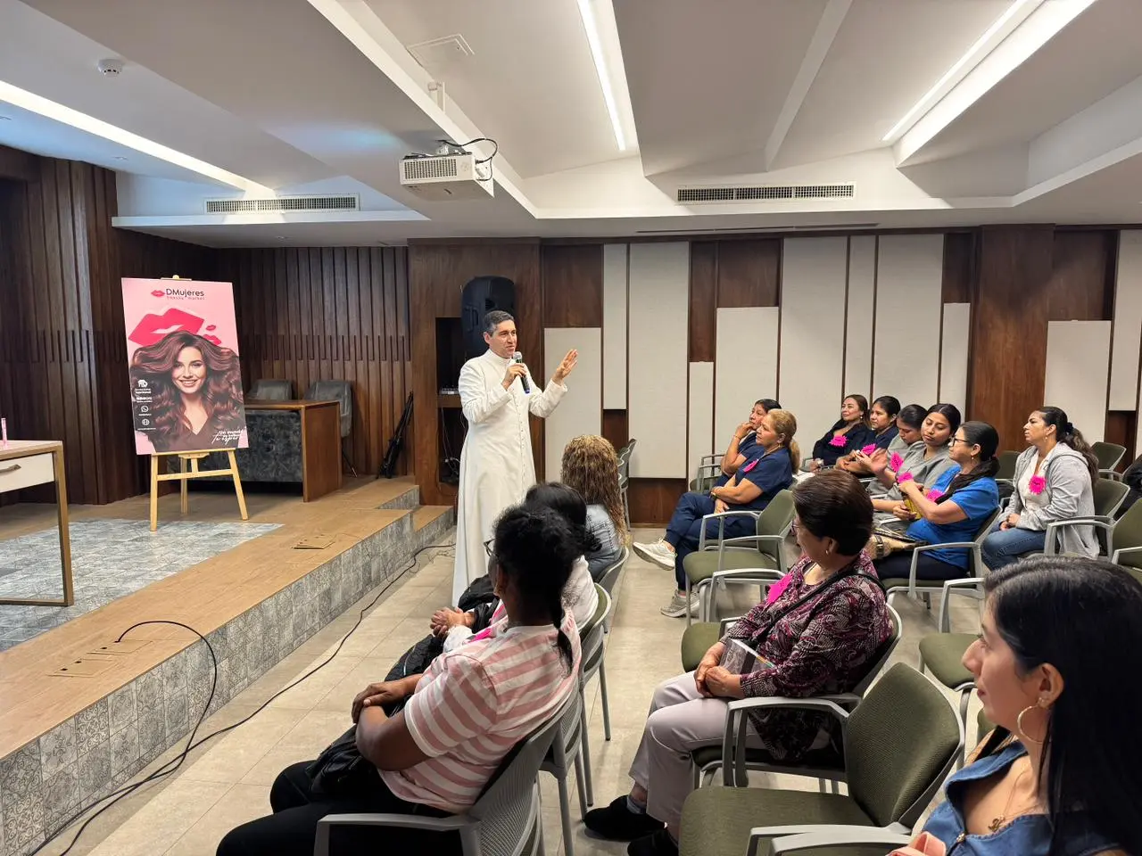 El P. Juan Carlos Vásconez impartiendo una charlas a las participantes de Mujeres 360. Crédito: Iglesia Rectoral San Josemaría Escrivá.