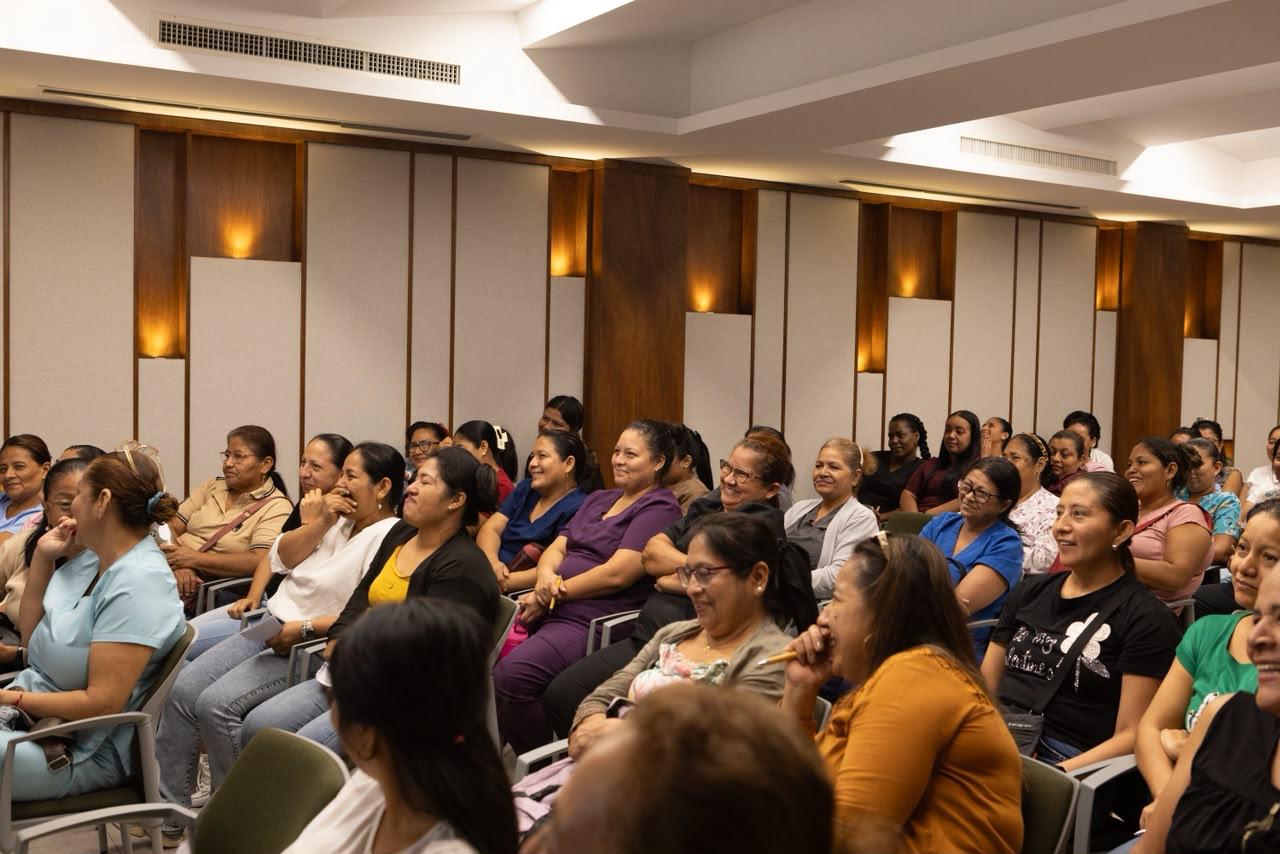 Mujeres beneficiarias del programa Mujeres 360, impulsado por la Iglesia Rectoral San Josemaría Escrivá de Guayaquil. Crédito: Iglesia Rectoral San Josemaría Escrivá.