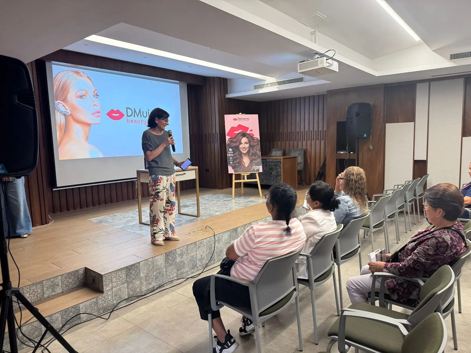 Mujeres beneficiarias del programa Mujeres 360, impulsado por la Iglesia Rectoral San Josemaría Escrivá de Guayaquil. Crédito: Iglesia Rectoral San Josemaría Escrivá.