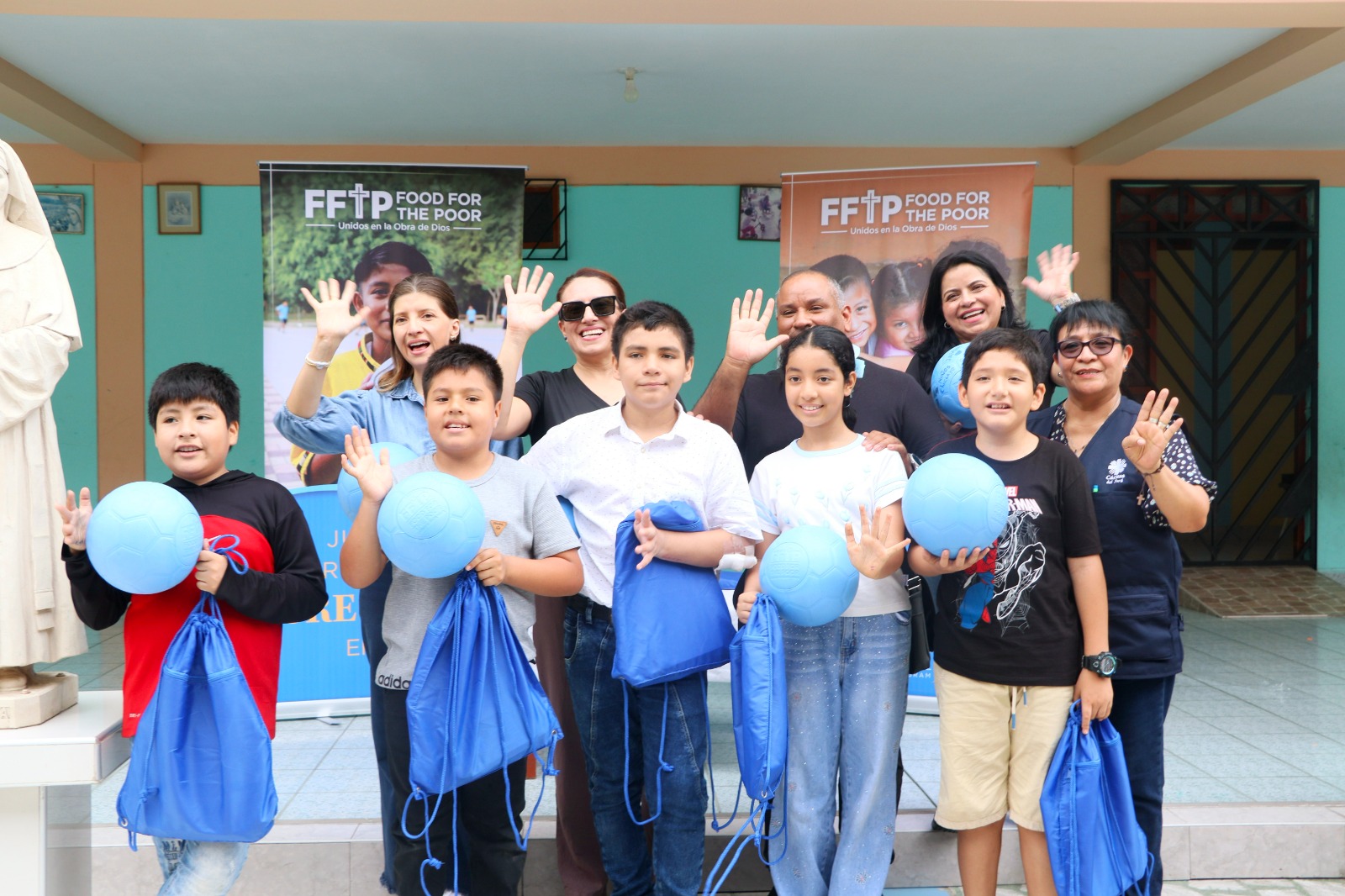 Los niños del albergue con las pelotas y los kits educativos que recibieron el 26 de octubre en una actividad solidaria impulsada por Food For The Poor y Cáritas del Perú. Crédito: Cáritas del Perú.