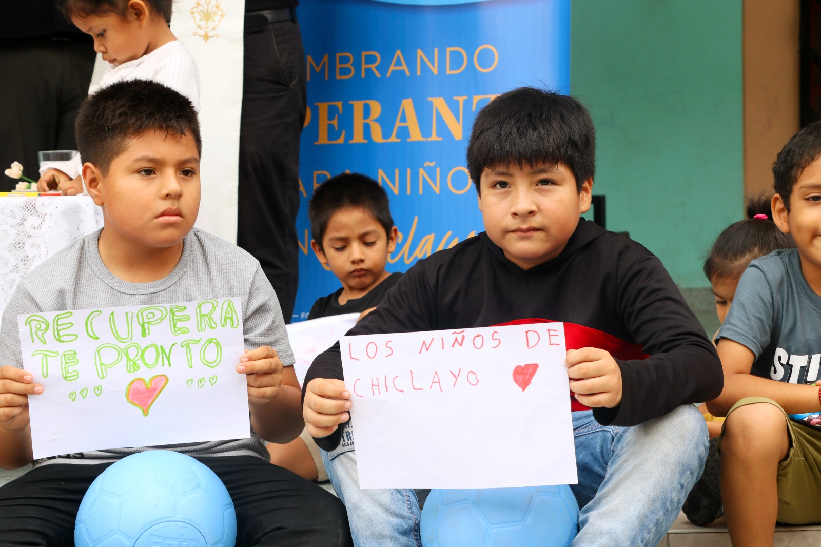 Niños del albergue con sus mensajes para el Papa León XIV. Crédito: Cáritas del Perú.