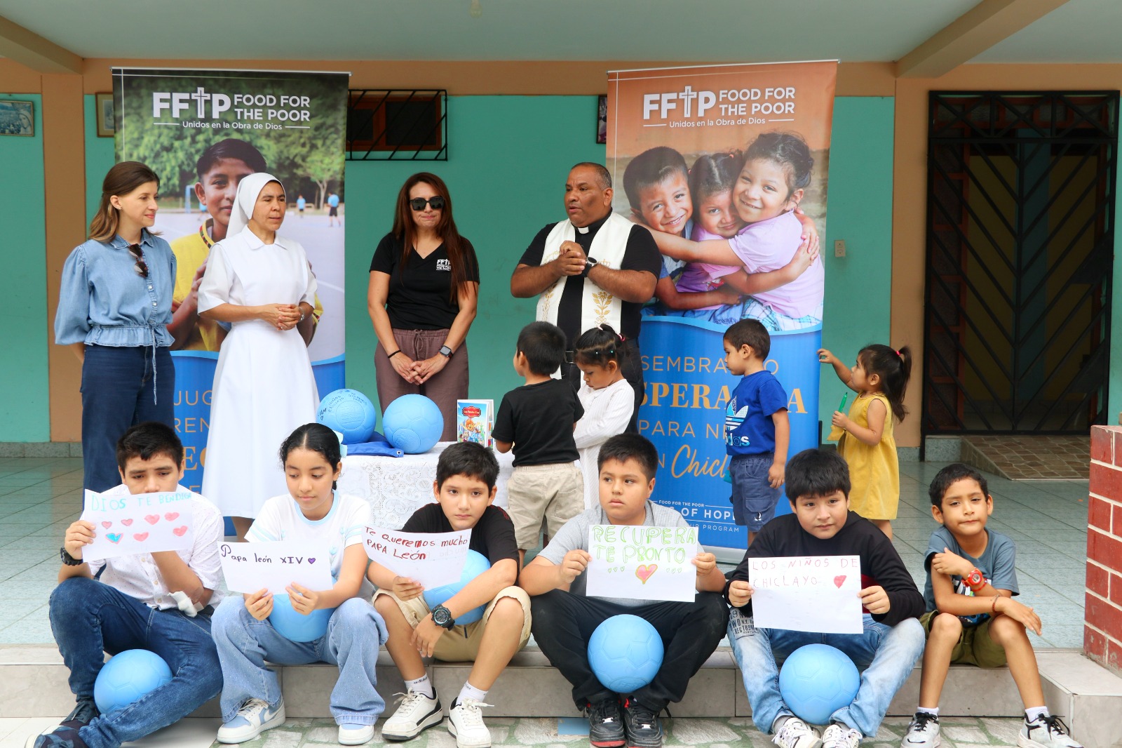 Los niños del albergue con otros participantes de la actividad solidaria el 26 de octubre. Crédito: Cáritas del Perú.