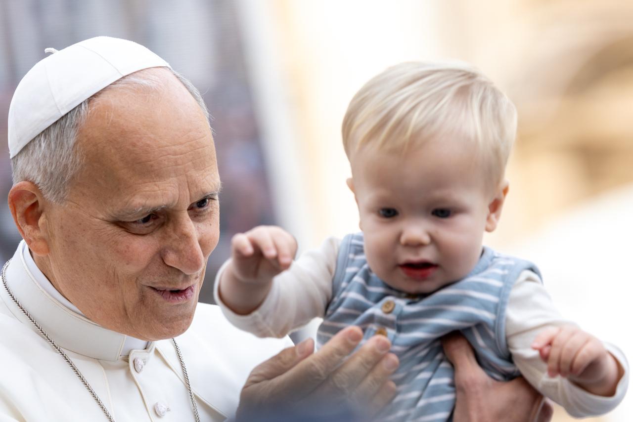 El Papa bendijo a una decena de niños durante el recorrido en papamóvil antes de llegar al pórtico instalado en la Plaza de San Pedro del Vaticano. Crédito: Daniel Ibáñez/ EWTN News.