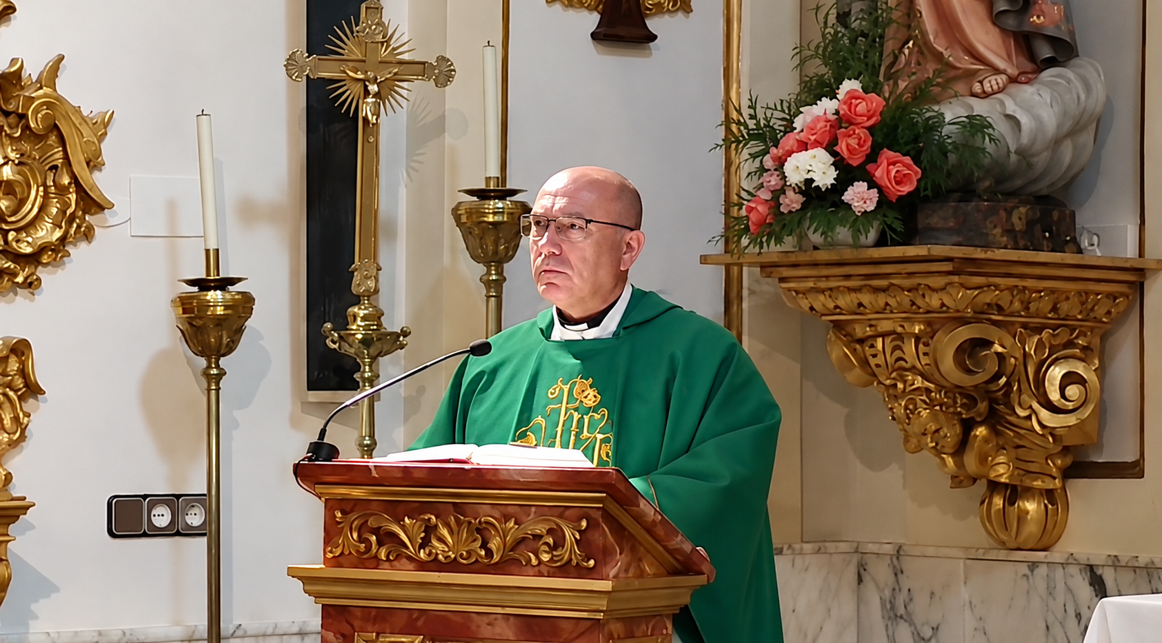 El párroco de Urda, José Miguel Fernández, una de las localidades próximas al lugar de la tragedia durante la Misa. Crédito: Nicolas Cárdenas/ EWTN News.